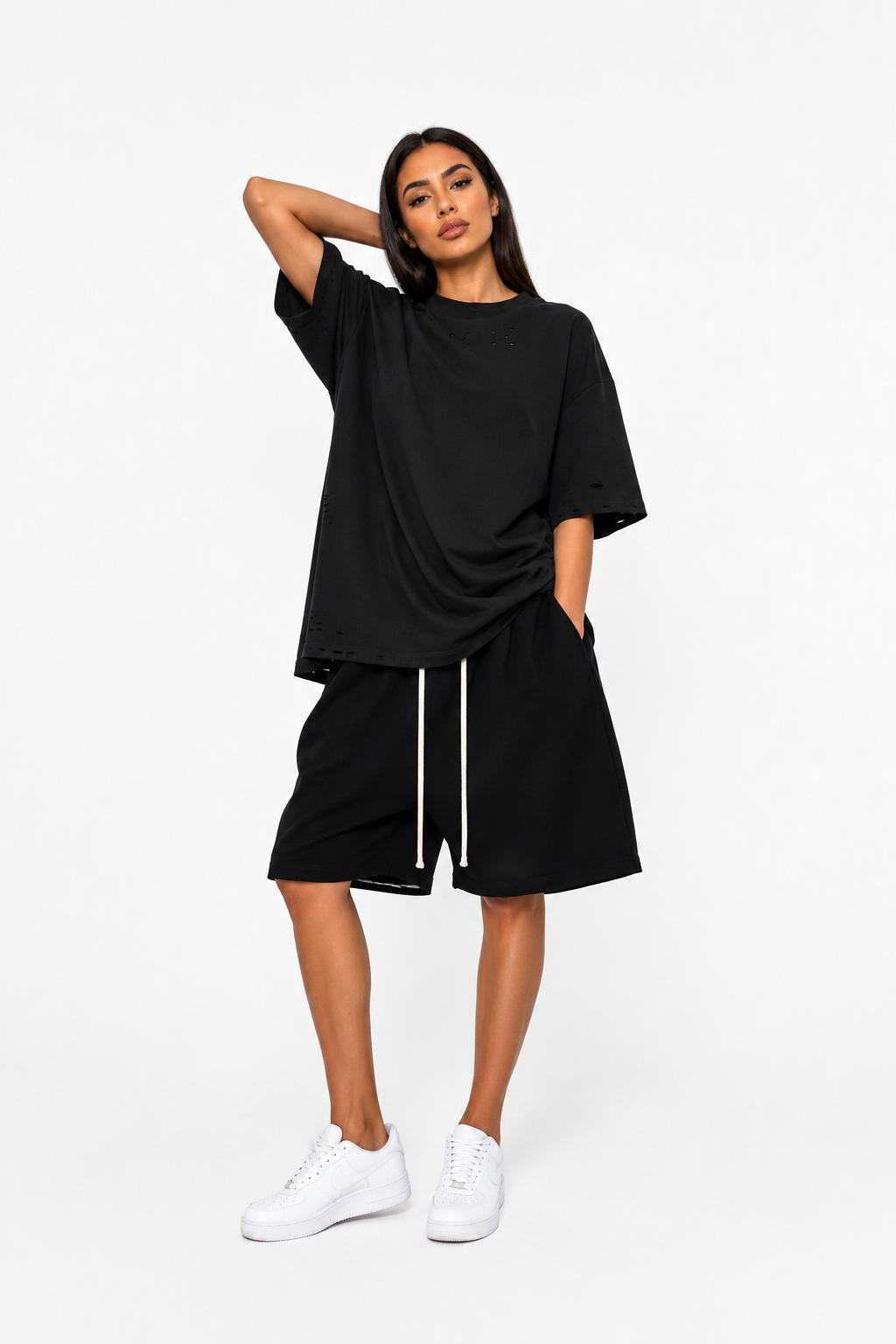 pantaloni cu snur lung tricou negru unisex rupturi bumbac tricou barbati overs Atelier AXD in tinuta moda urbana cu snur lung vizibil