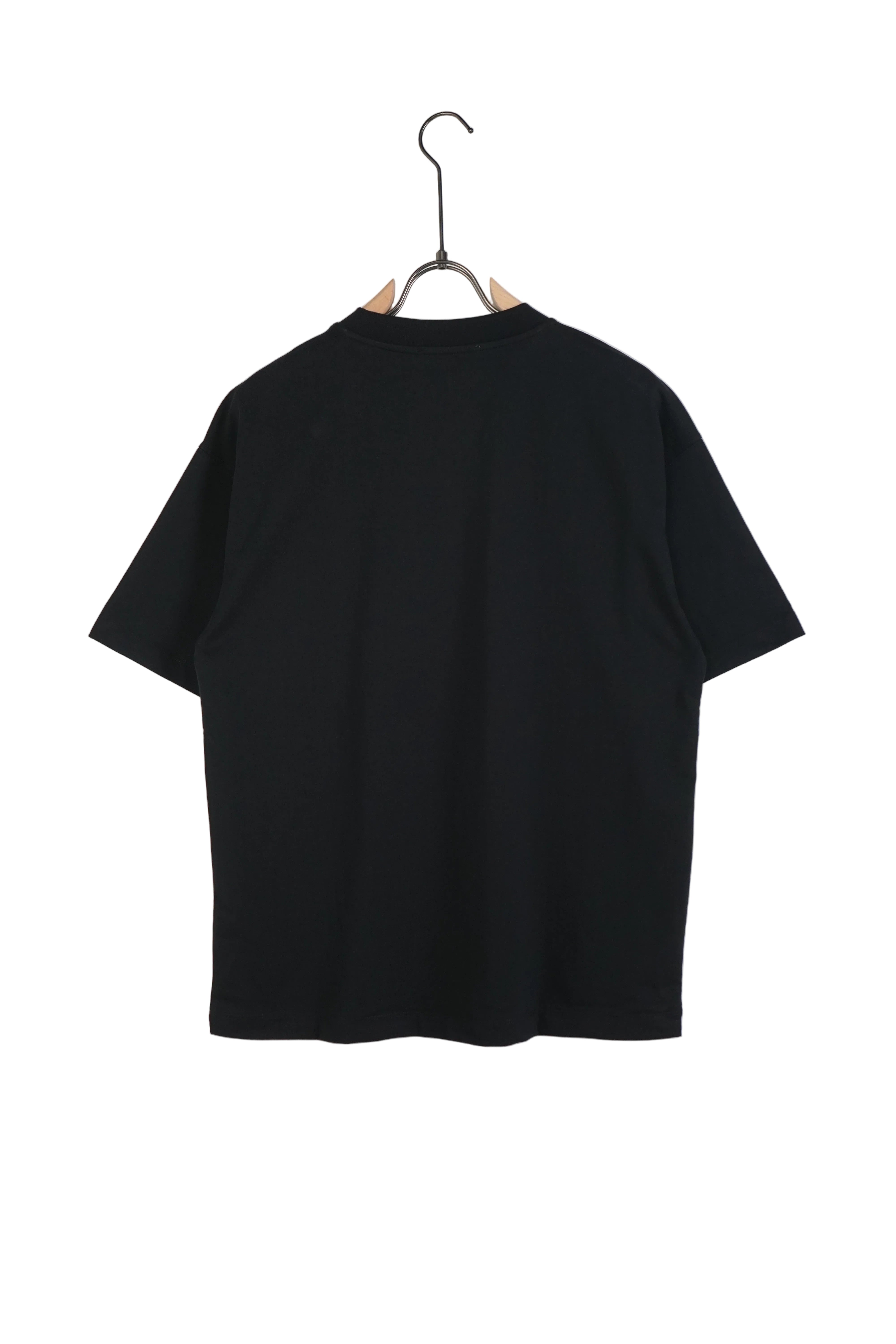pantaloni cu snur lung tricou negru unisex tinte mix geometrice tricou negru s Atelier AXD in tinuta moda urbana cu snur lung vizibil