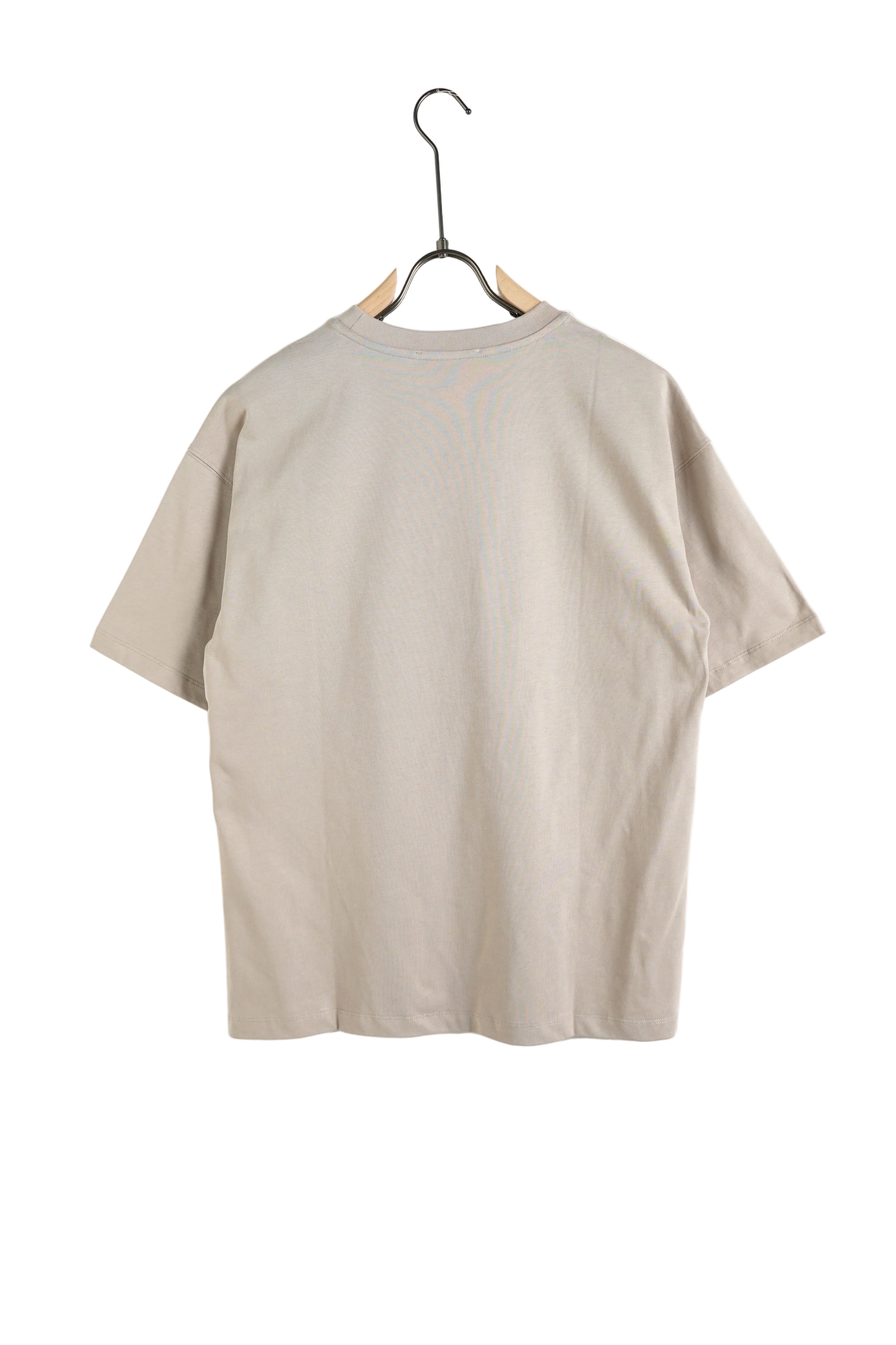 pantaloni cu snur lung tricou unisex apricot tricou apricot basic unisex stree Atelier AXD in tinuta moda urbana cu snur lung vizibil