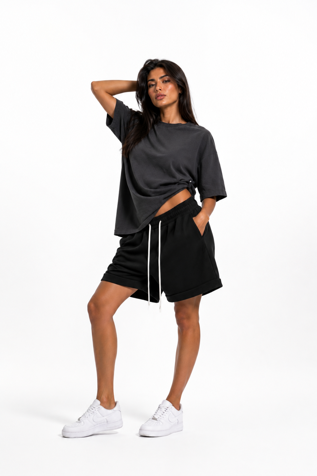 pantaloni cu snur lung tricou unisex gri inchis cu rupturi fashion feminin uni Atelier AXD in tinuta moda urbana cu snur lung vizibil