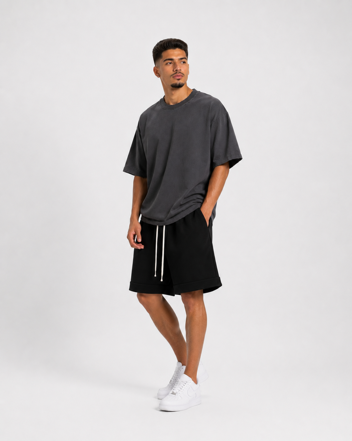 pantaloni cu snur lung tricou unisex gri inchis cu rupturi model barbat tricou Atelier AXD in tinuta moda urbana cu snur lung vizibil