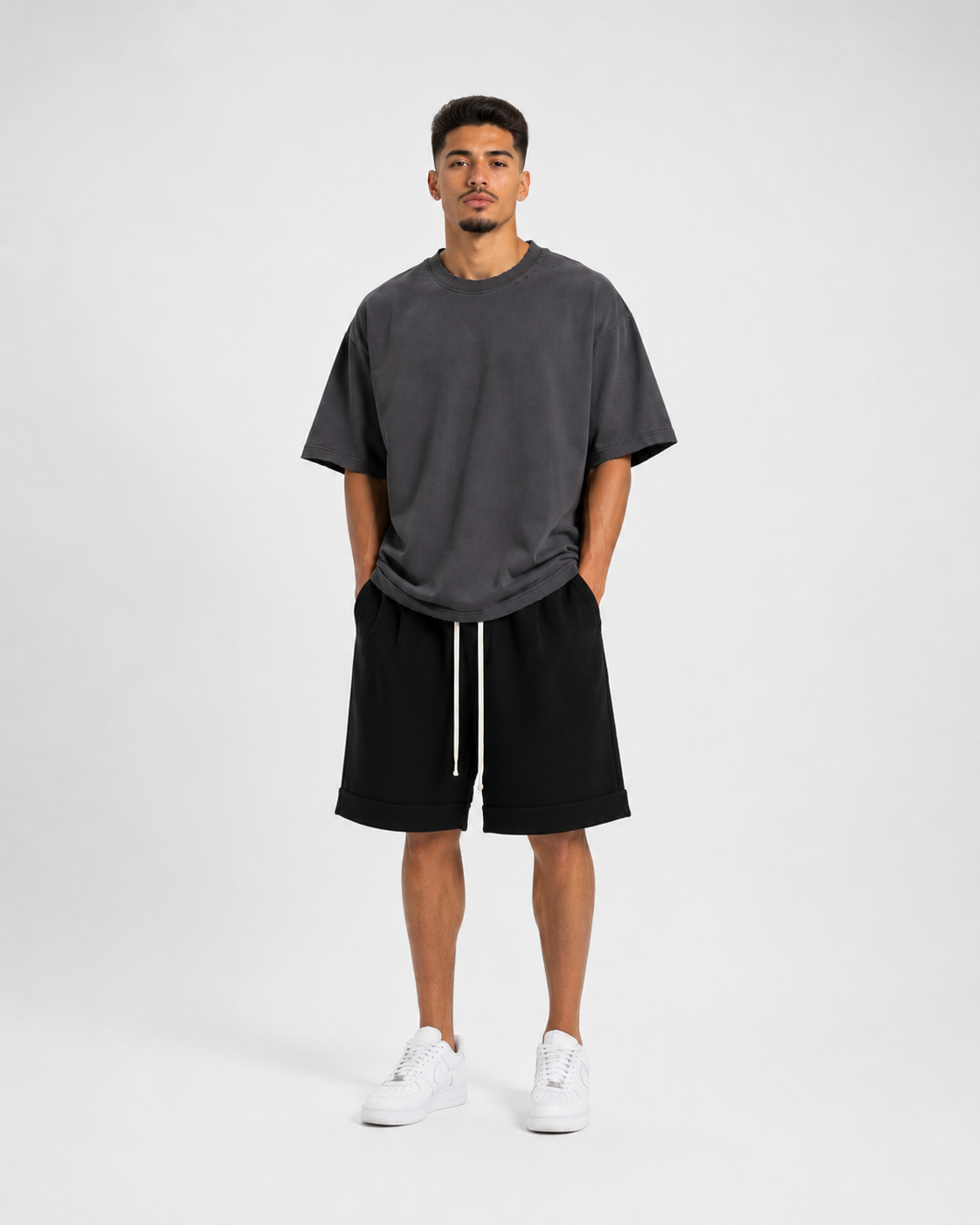 pantaloni cu snur lung tricou unisex gri inchis cu rupturi streetwear masculin Atelier AXD in tinuta moda urbana cu snur lung vizibil