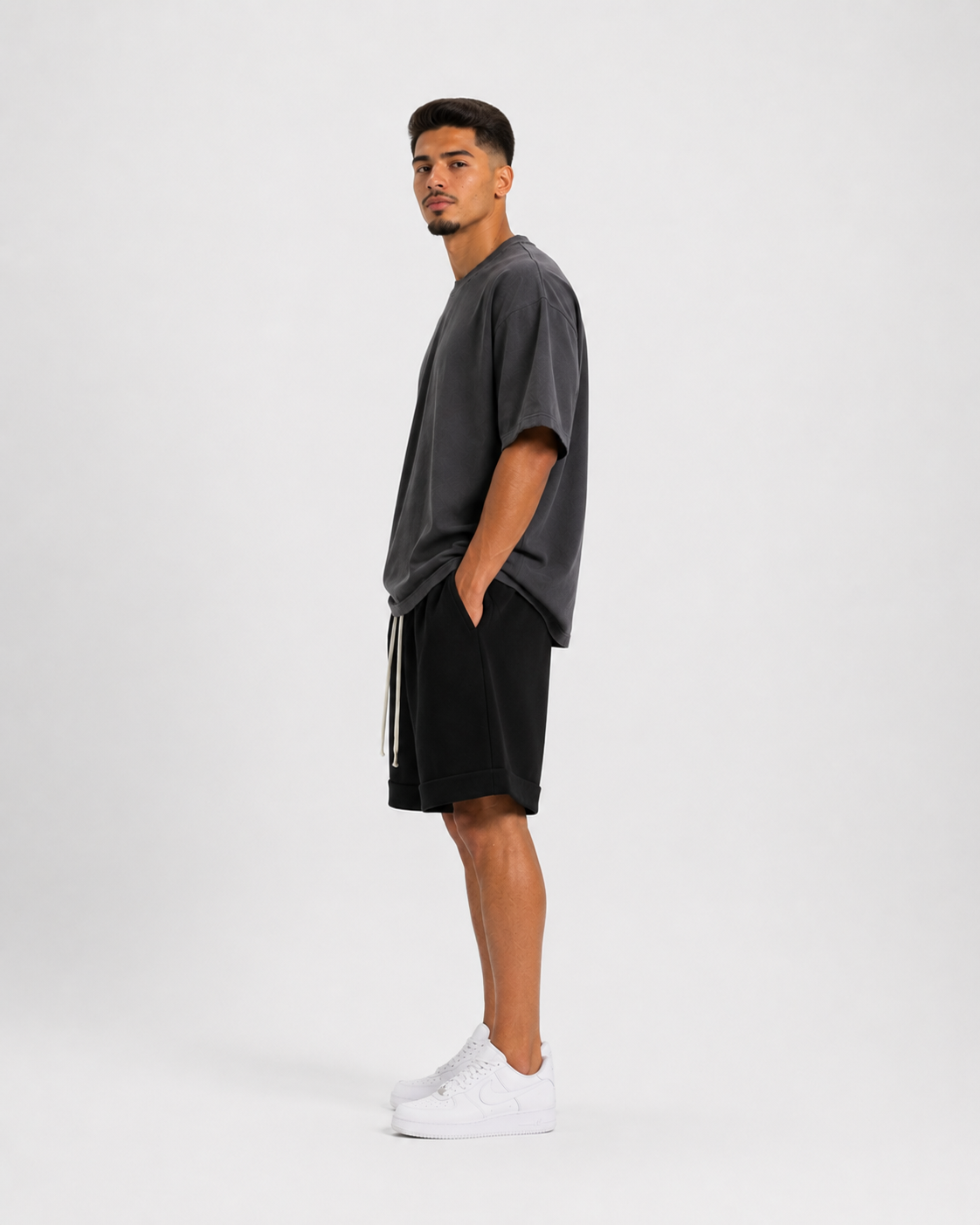 pantaloni cu snur lung tricou unisex gri inchis cu rupturi tricou charcoal des Atelier AXD in tinuta moda urbana cu snur lung vizibil