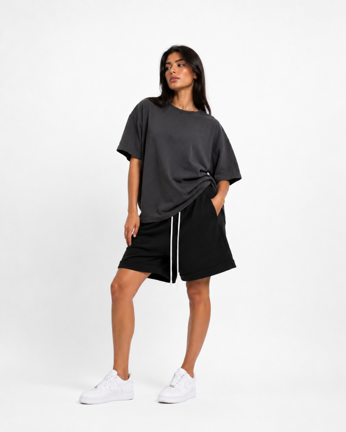 pantaloni cu snur lung tricou unisex gri inchis cu rupturi tricou unisex gri i Atelier AXD in tinuta moda urbana cu snur lung vizibil
