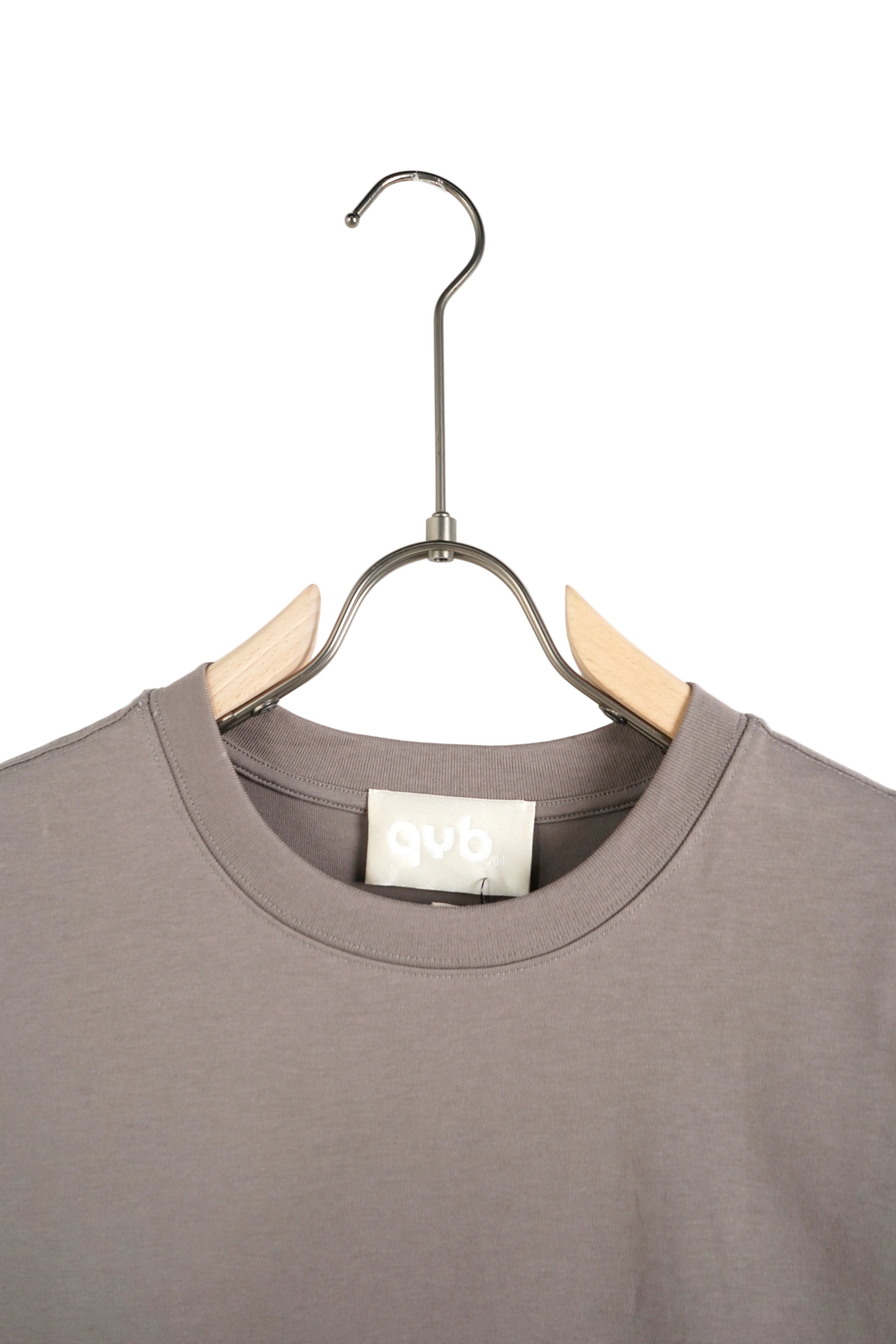 pantaloni cu snur lung tricou unisex khaki tricou bumbac khaki unisex fashion Atelier AXD in tinuta moda urbana cu snur lung vizibil