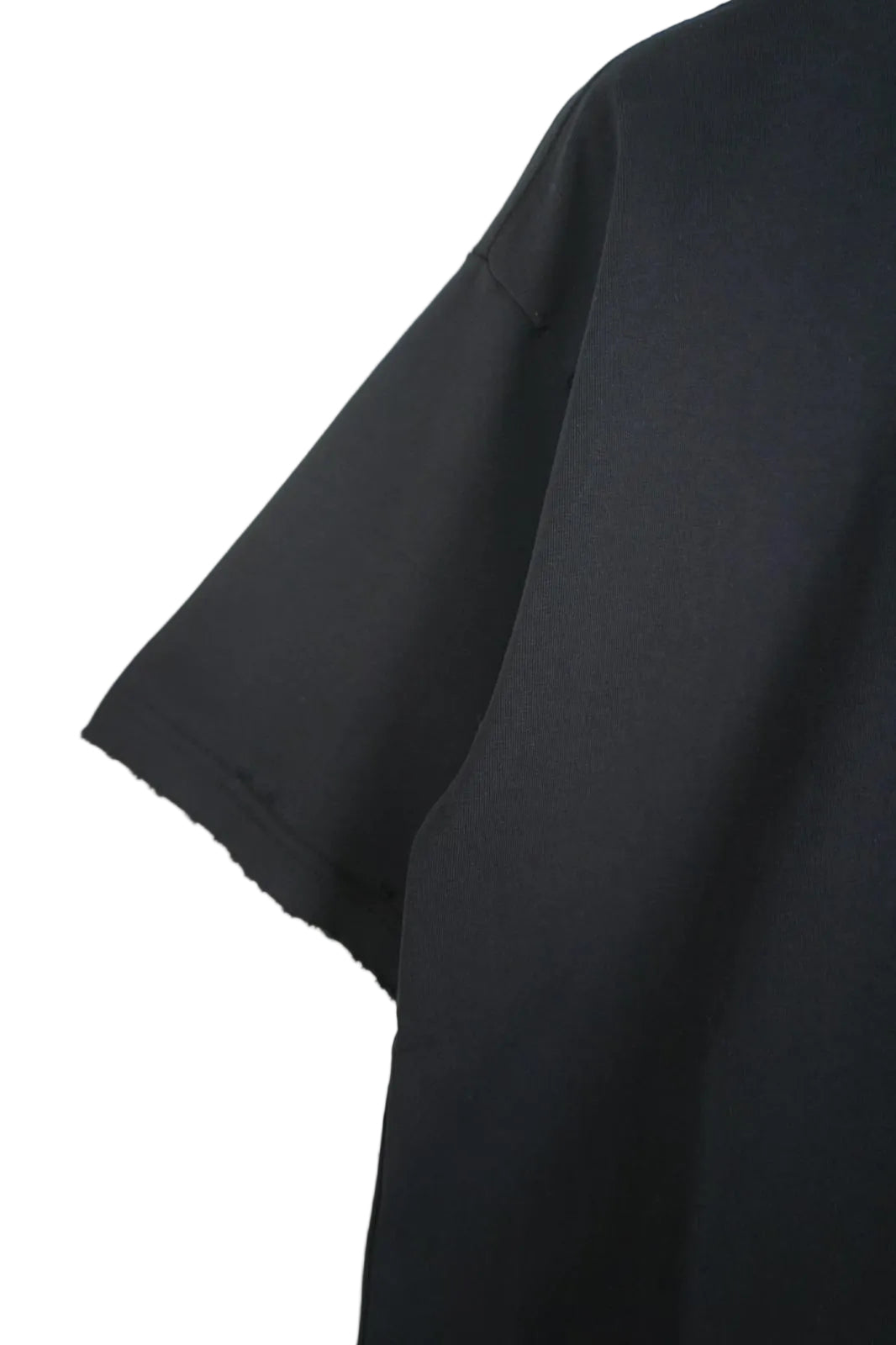 pantaloni cu snur lung tricou unisex negru cu rupturi tricou negru rupt femei Atelier AXD in tinuta moda urbana cu snur lung vizibil
