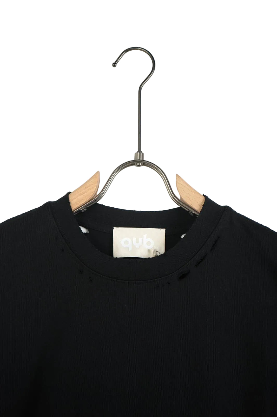 pantaloni cu snur lung tricou unisex negru cu rupturi tricou negru unisex efec Atelier AXD in tinuta moda urbana cu snur lung vizibil