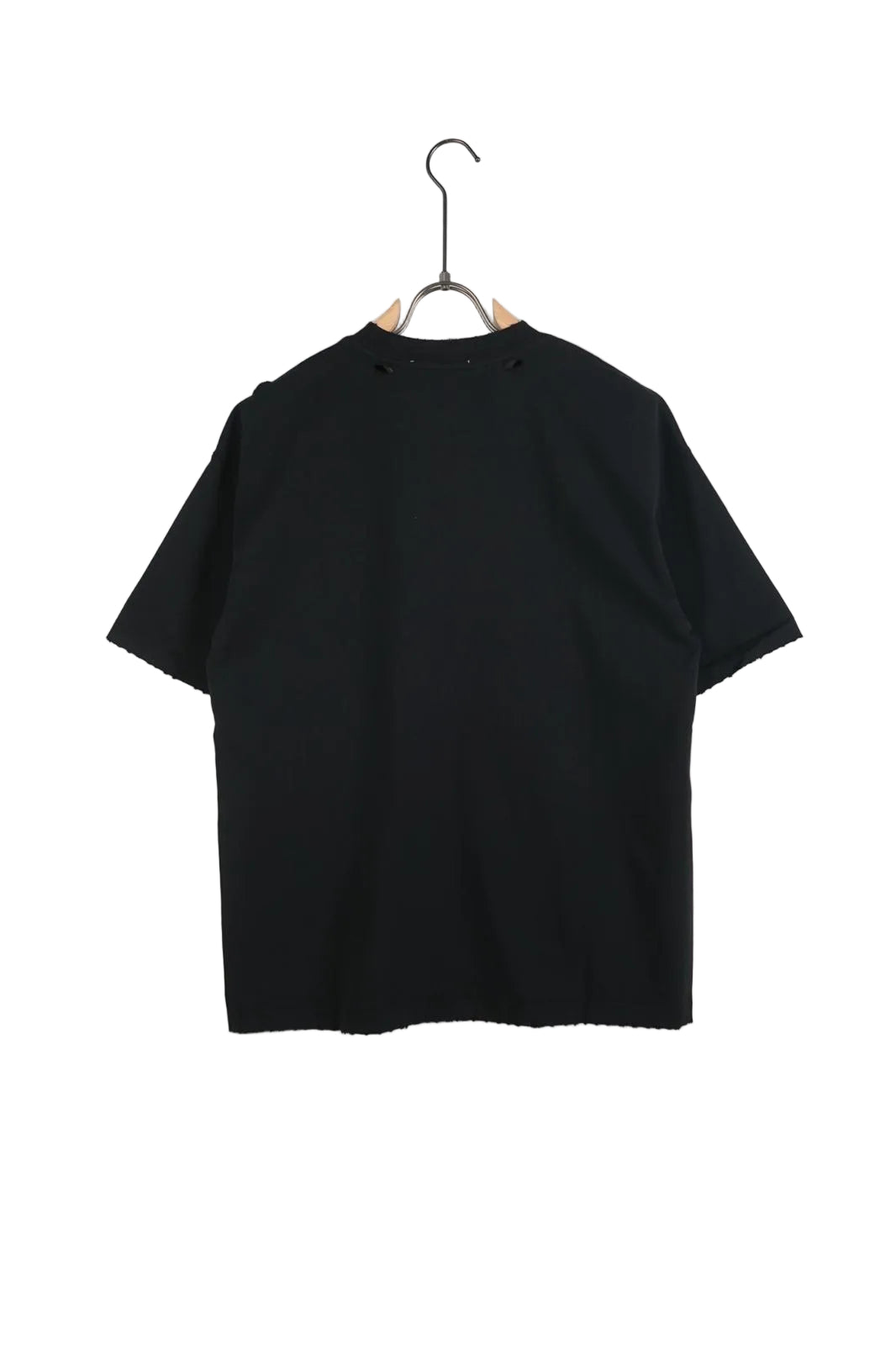 pantaloni cu snur lung tricou unisex negru cu rupturi tricou unisex negru deta Atelier AXD in tinuta moda urbana cu snur lung vizibil