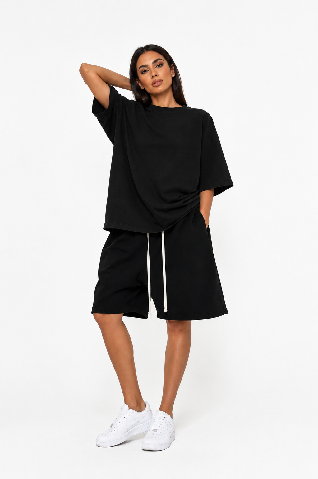 pantaloni cu snur lung tricou unisex negru ricou oversized negru barbati stree Atelier AXD in tinuta moda urbana cu snur lung vizibil