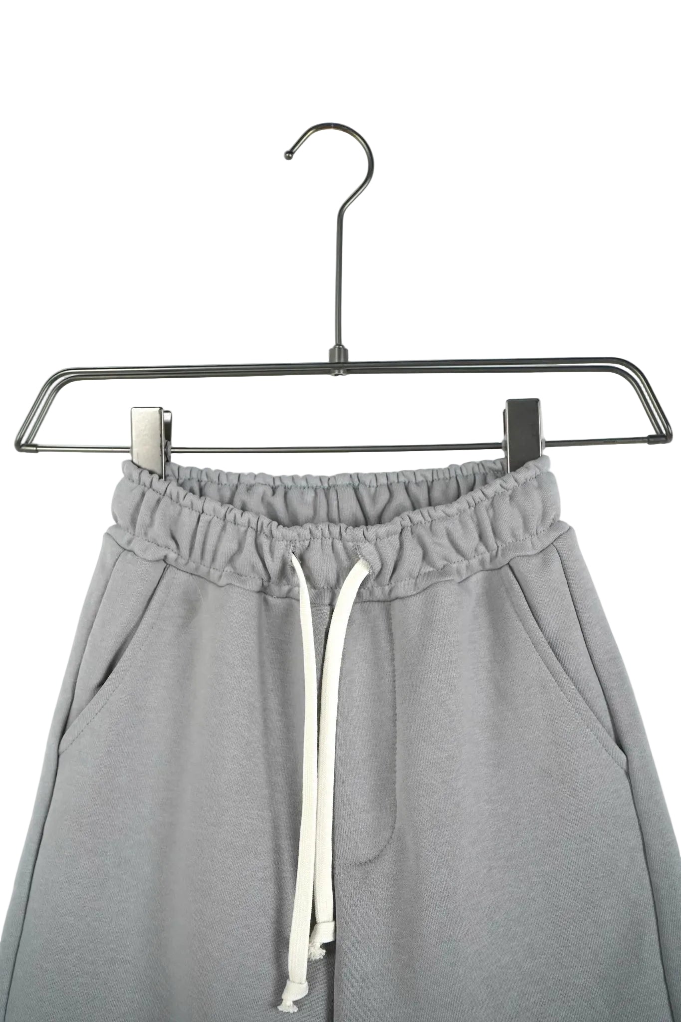pantaloni gri casual pentru copii bermude baieti gri casual vara Atelier AXD in tinuta moda urbana cu snur lung vizibil