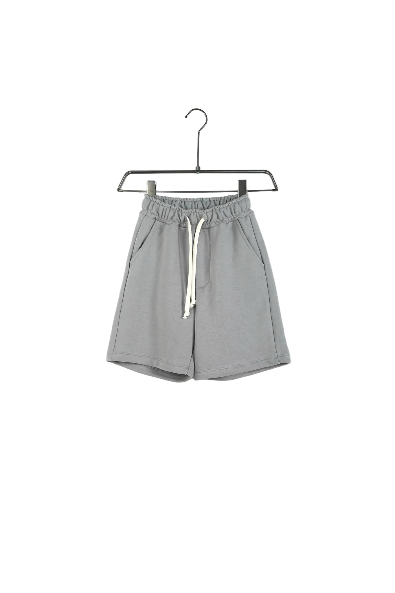 pantaloni gri casual pentru copii pantaloni scurti copii gri bumbac trening 2 Atelier AXD in tinuta moda urbana cu snur lung vizibil