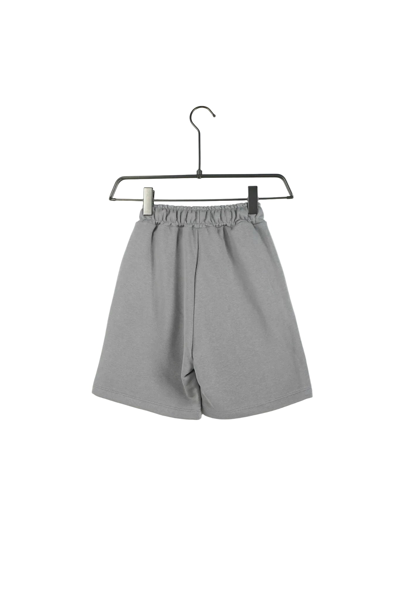 pantaloni gri casual pentru copii pantaloni scurti gri snur talie elastica cop Atelier AXD in tinuta moda urbana cu snur lung vizibil