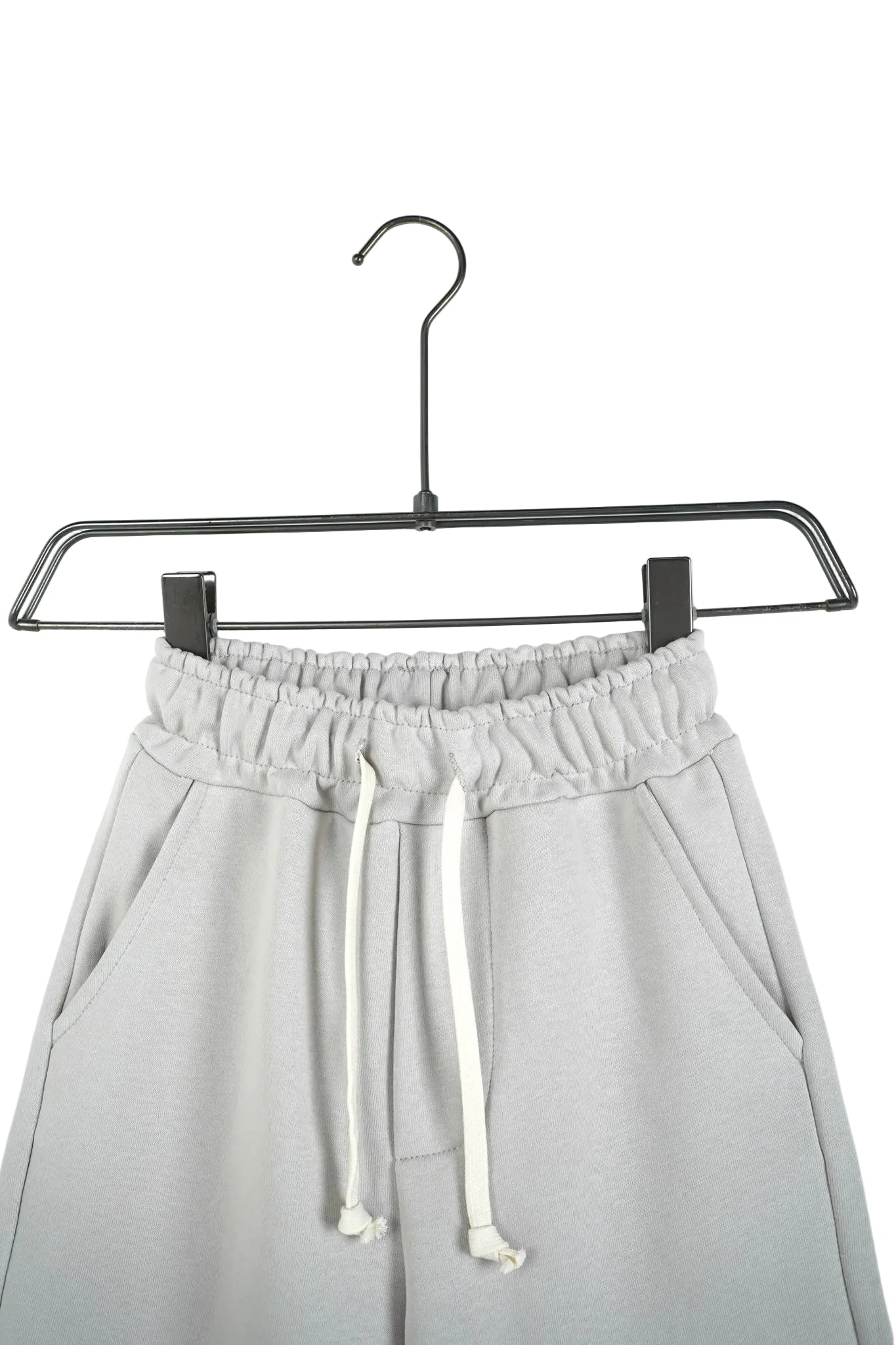 pantaloni gri deschis casual pentru copii pantaloni trening scurti gri talie r Atelier AXD in tinuta moda urbana cu snur lung vizibil
