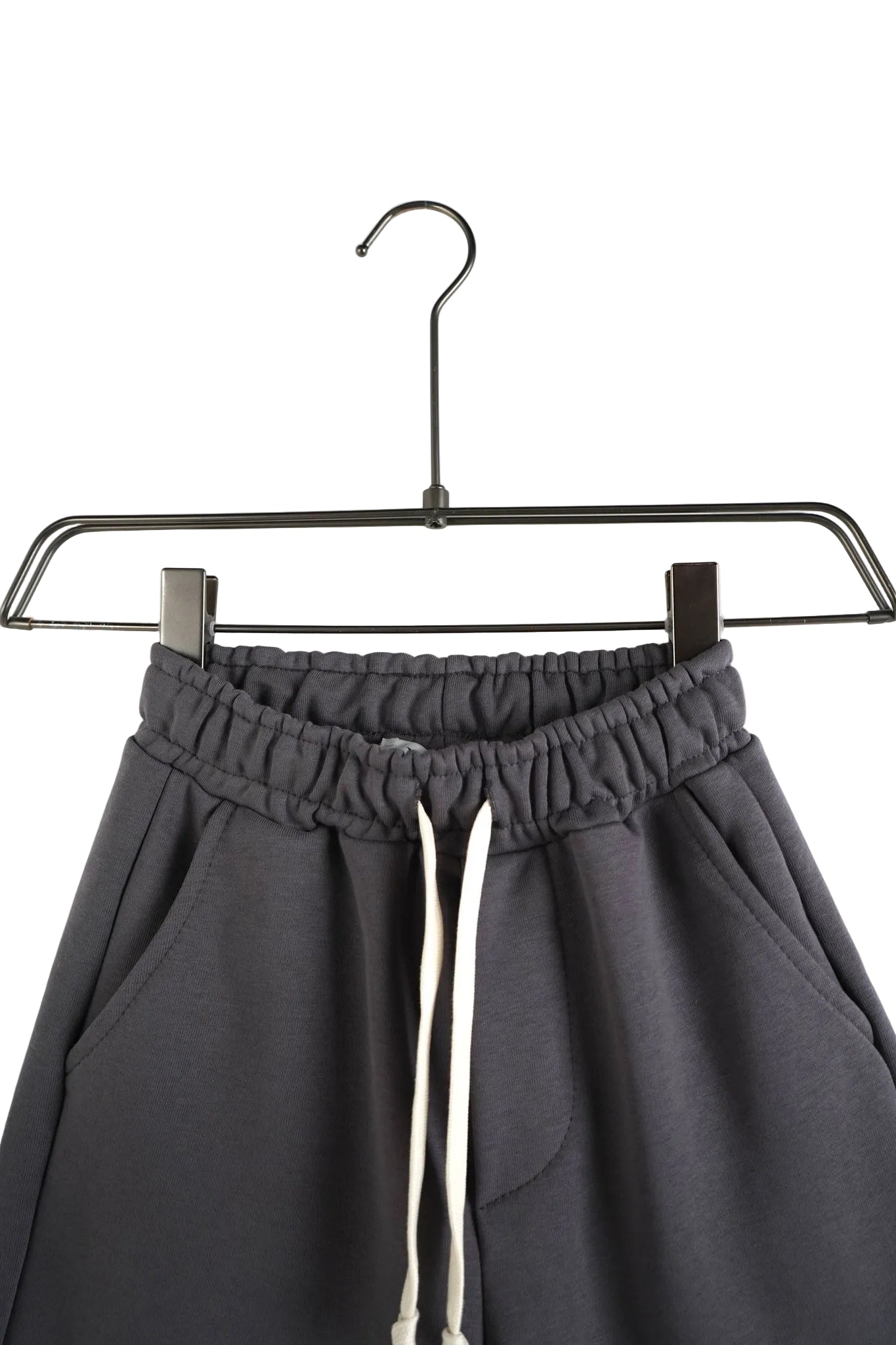 pantaloni gri inchis casual pentru copii bermude scolare gri inchis baieti Atelier AXD in tinuta moda urbana cu snur lung vizibil