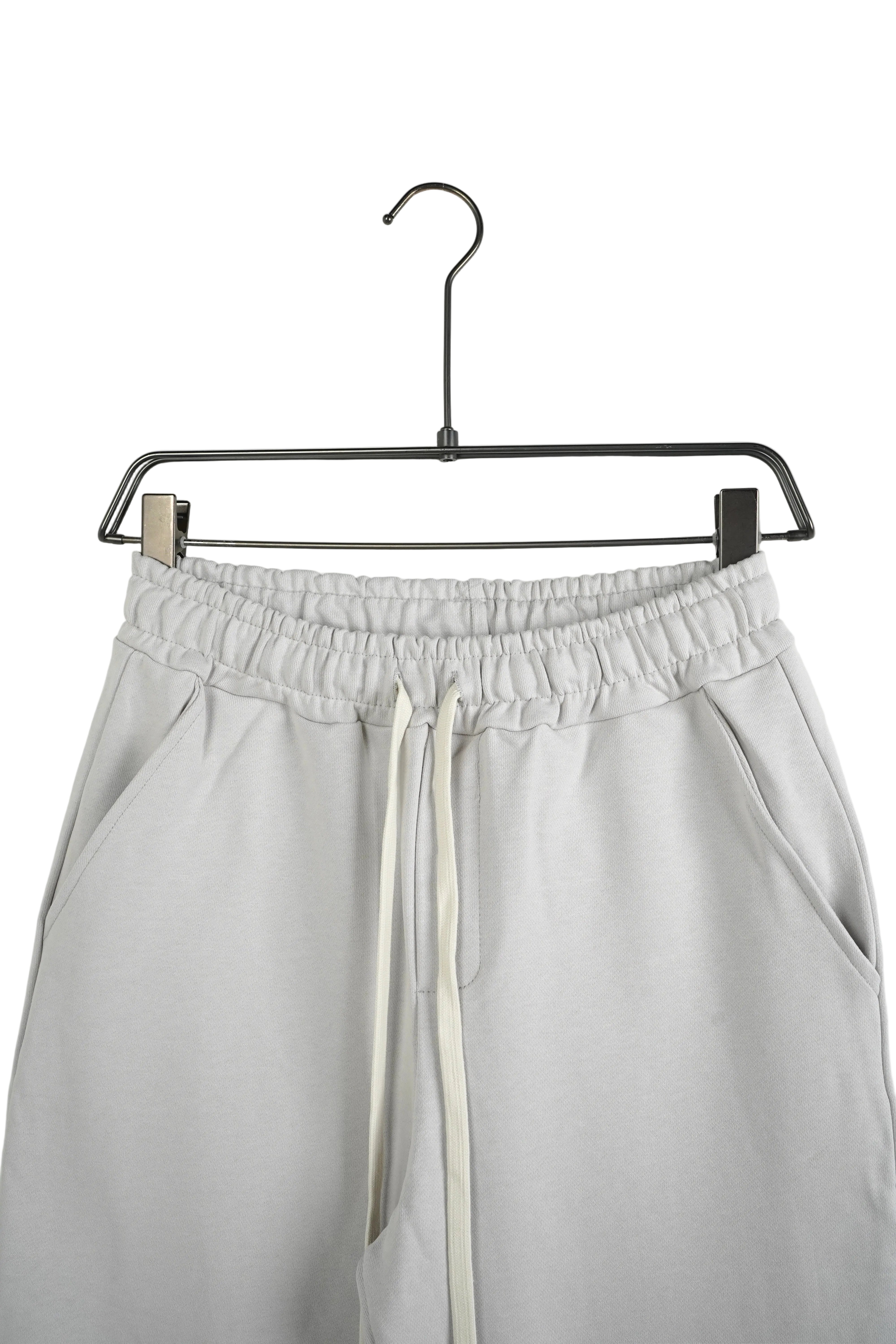 pantaloni largi crem deschis trening pentru barbati pantaloni jogger barbati gri bu Atelier AXD in tinuta moda urbana cu snur lung vizibil