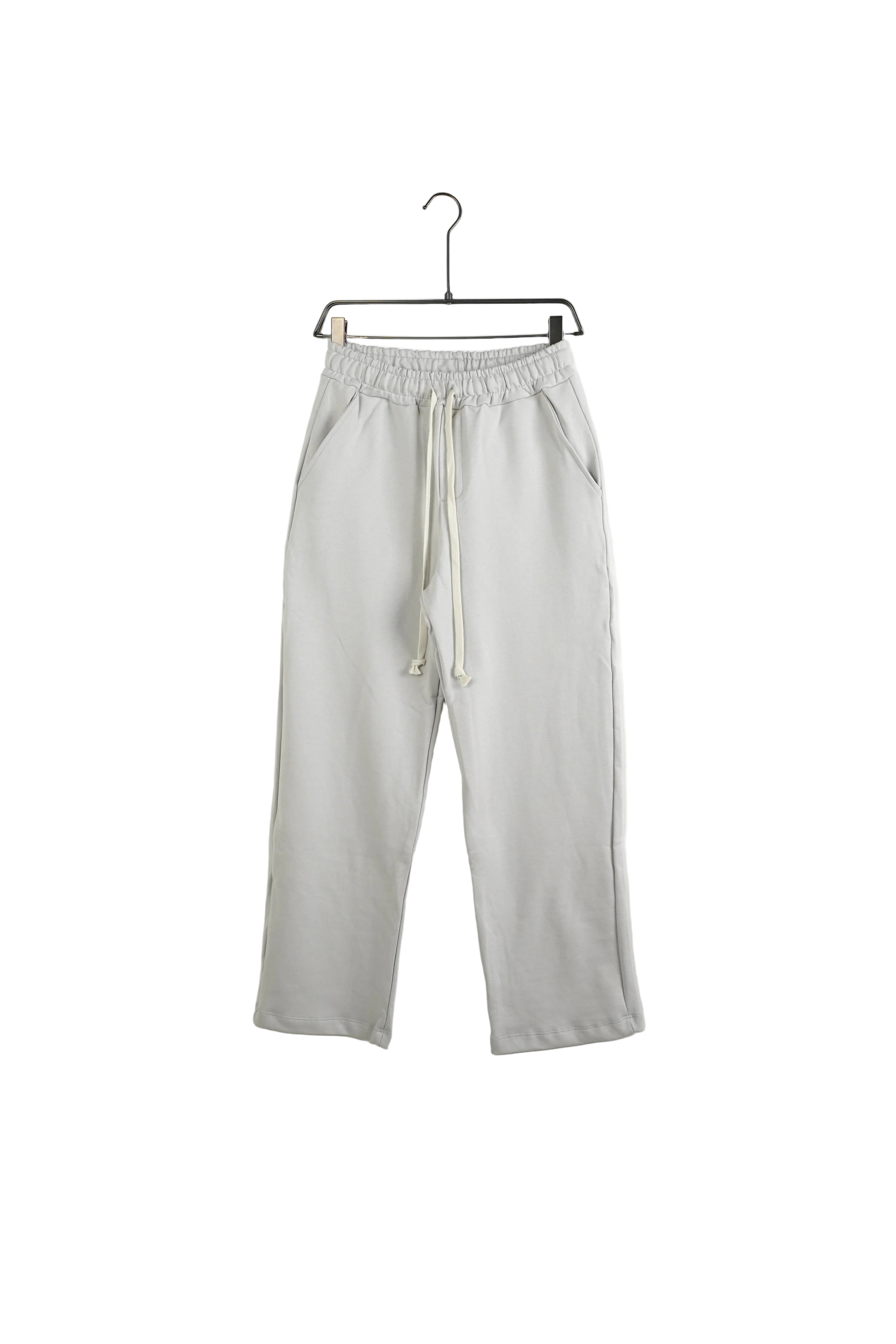 pantaloni largi crem deschis trening pentru barbati pantaloni largi trening barbati 2 Atelier AXD in tinuta moda urbana cu snur lung vizibil