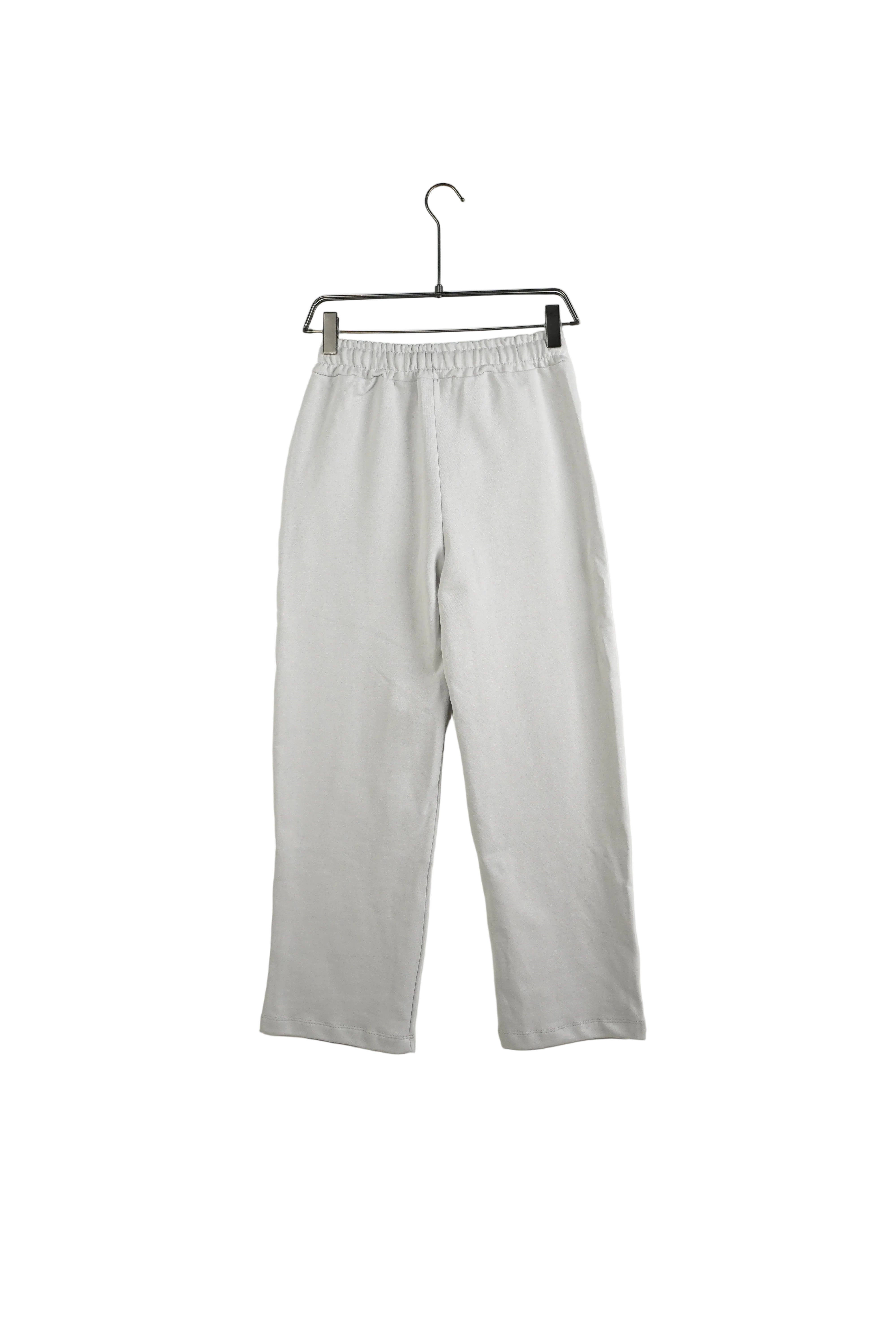 pantaloni largi crem deschis trening pentru barbati pantaloni lungi sport casual gr Atelier AXD in tinuta moda urbana cu snur lung vizibil