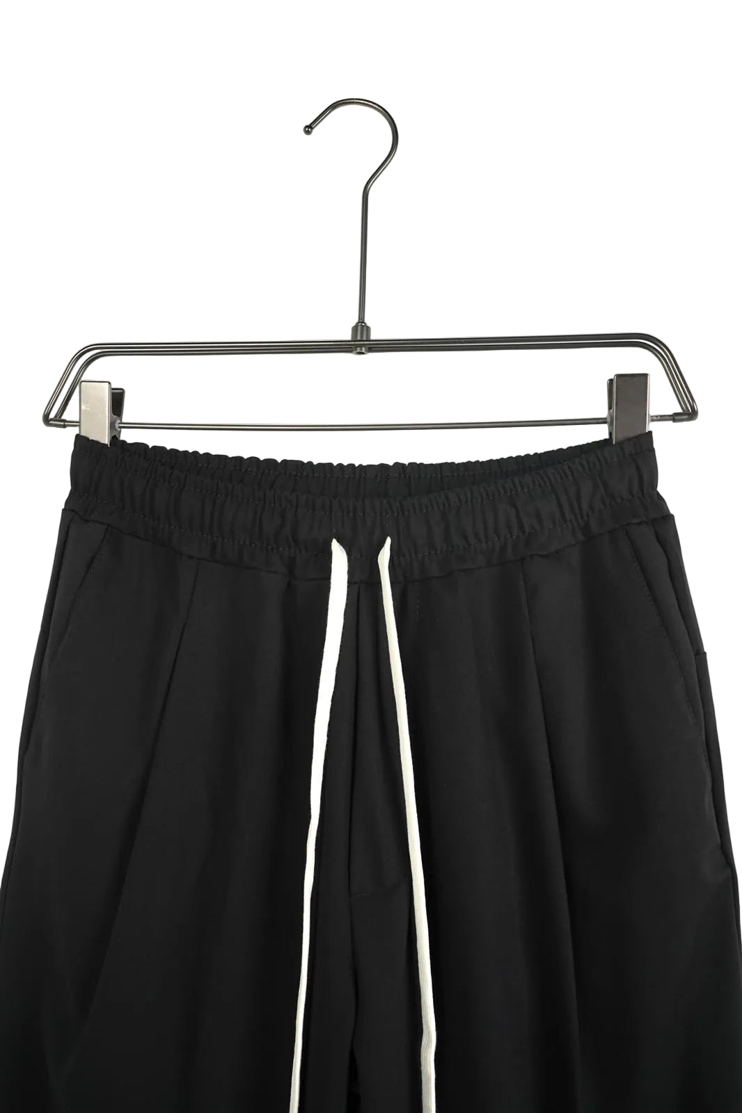 pantaloni lungi barbati ti casual negri cu c pantaloni casual negri regular Atelier AXD in tinuta moda urbana cu snur lung vizibil