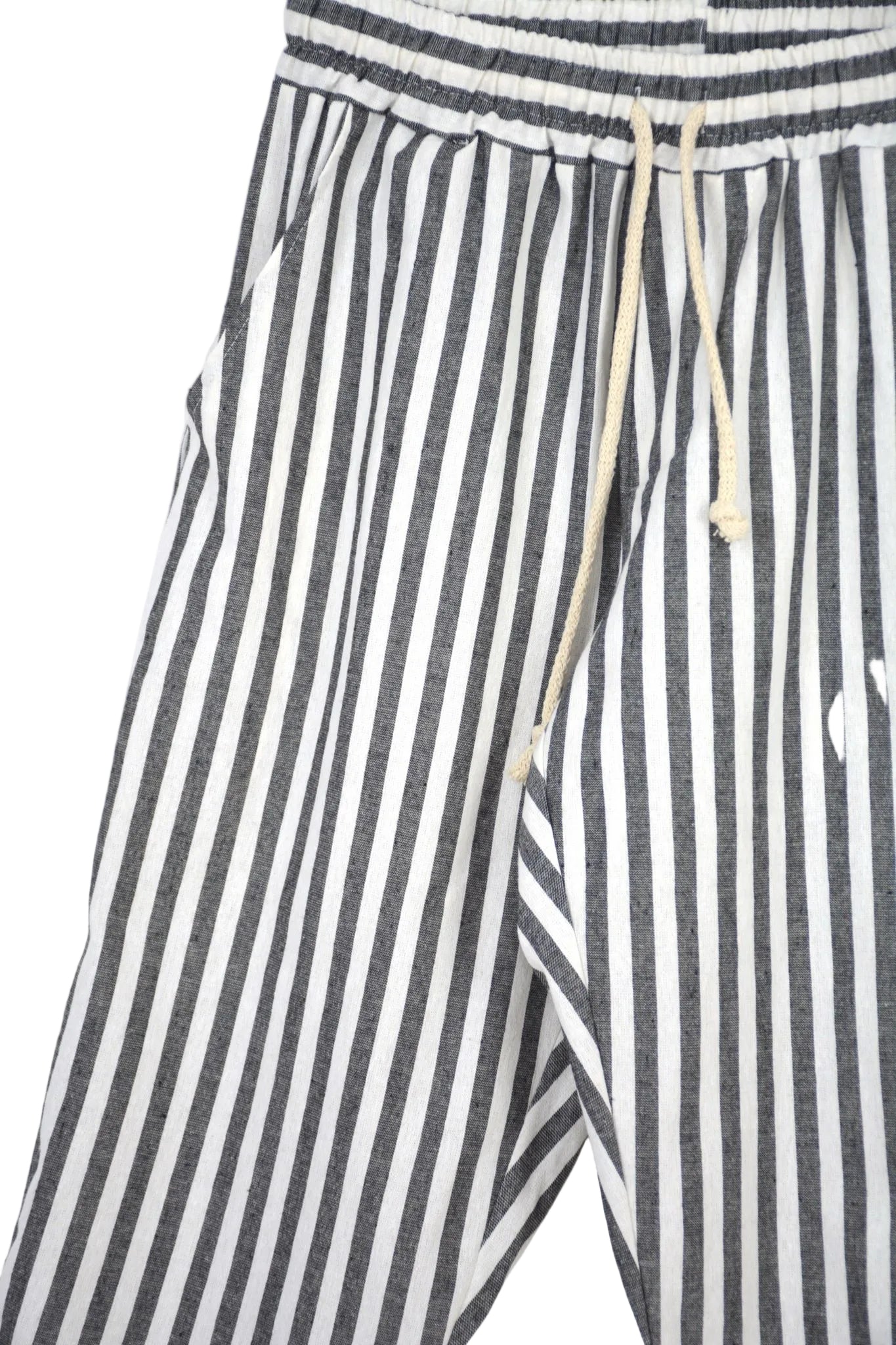 pantaloni lungi barbati ti dungi gri antaloni lungi dungi gri snur lung stre Atelier AXD in tinuta moda urbana cu snur lung vizibil