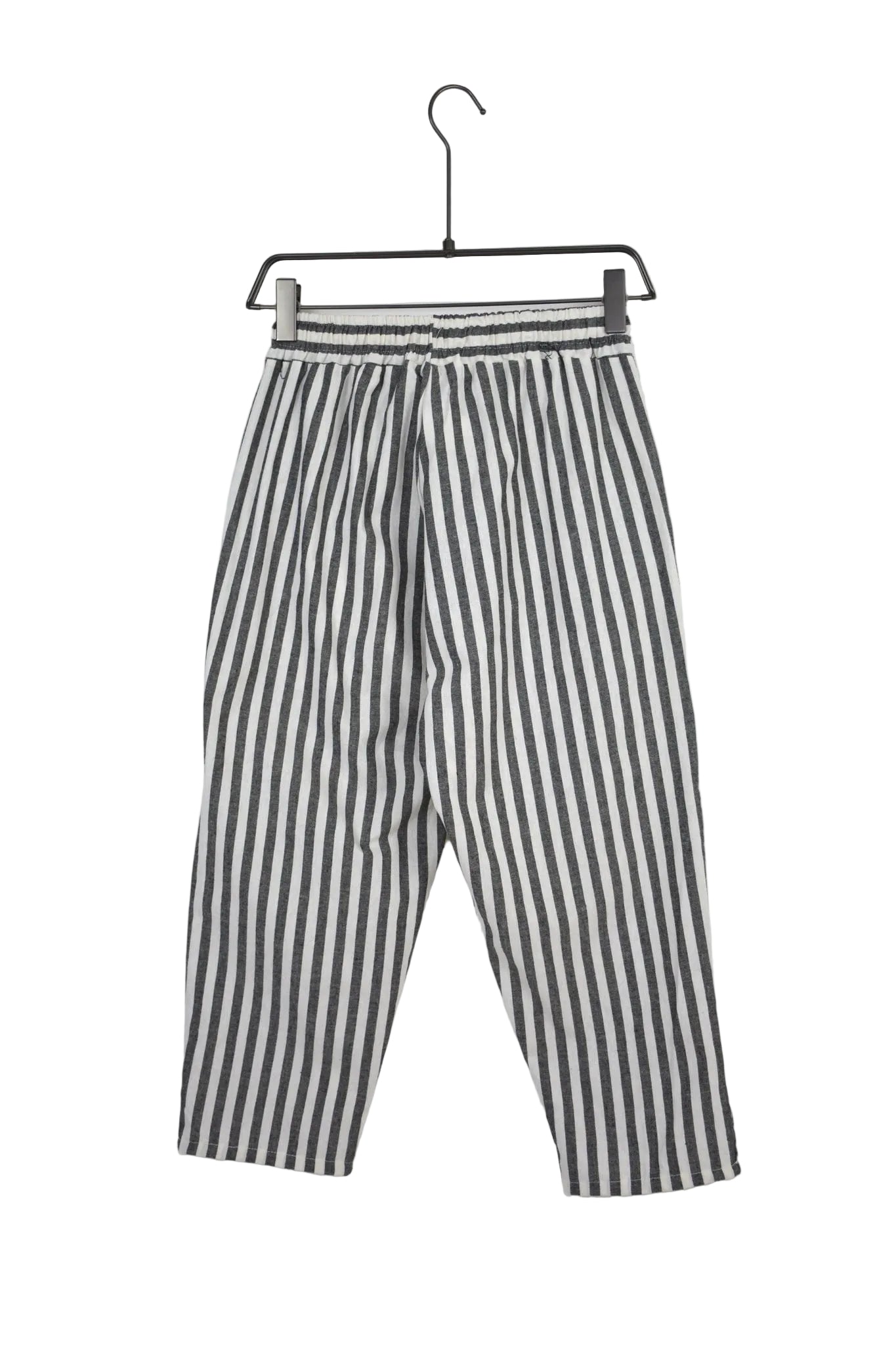 pantaloni lungi barbati ti dungi gri pantaloni barbati dungi gri siret lung Atelier AXD in tinuta moda urbana cu snur lung vizibil