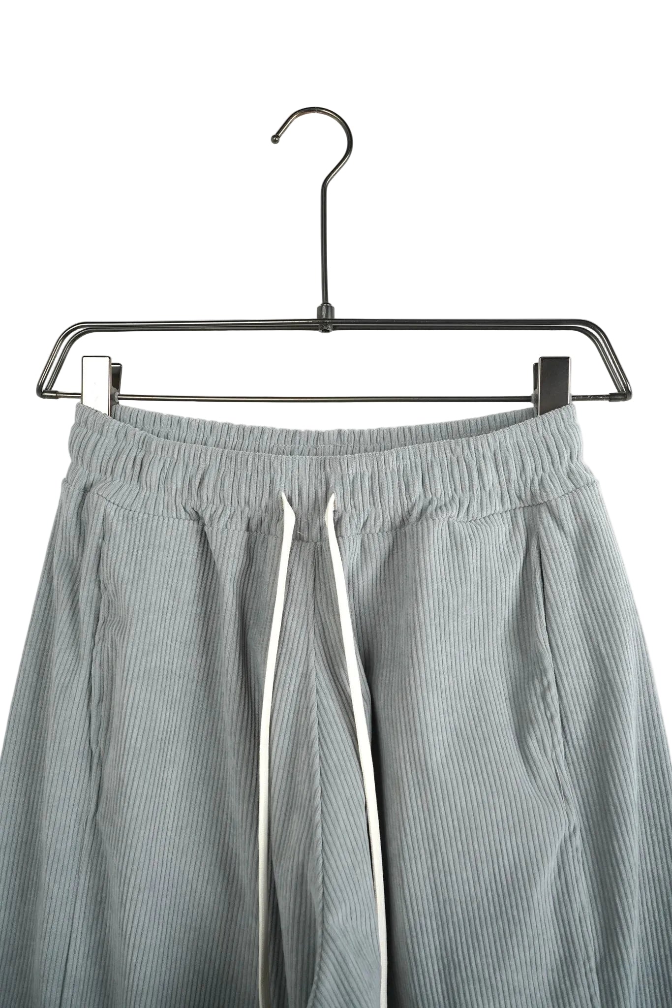 pantaloni lungi barbati ti gri deschis cu du pantaloni lungi gri dungi snur Atelier AXD in tinuta moda urbana cu snur lung vizibil
