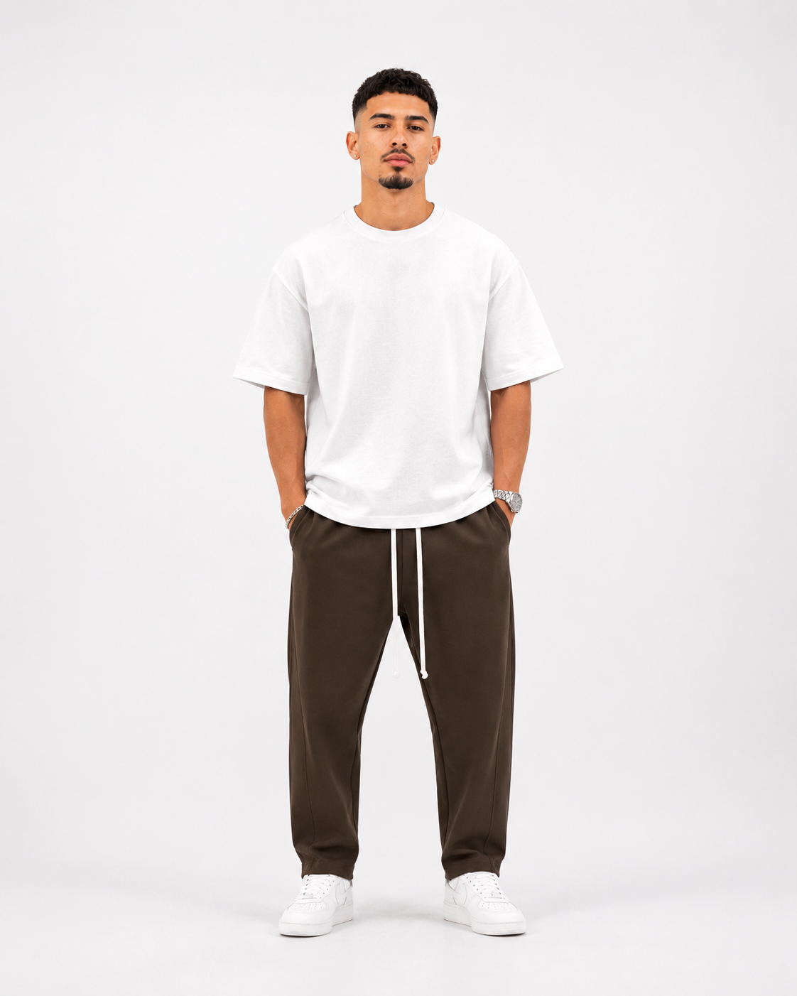 pantaloni lungi largi barbati ti casual maro lookbook studio pantaloni maro Atelier AXD in tinuta moda urbana cu snur lung vizibil