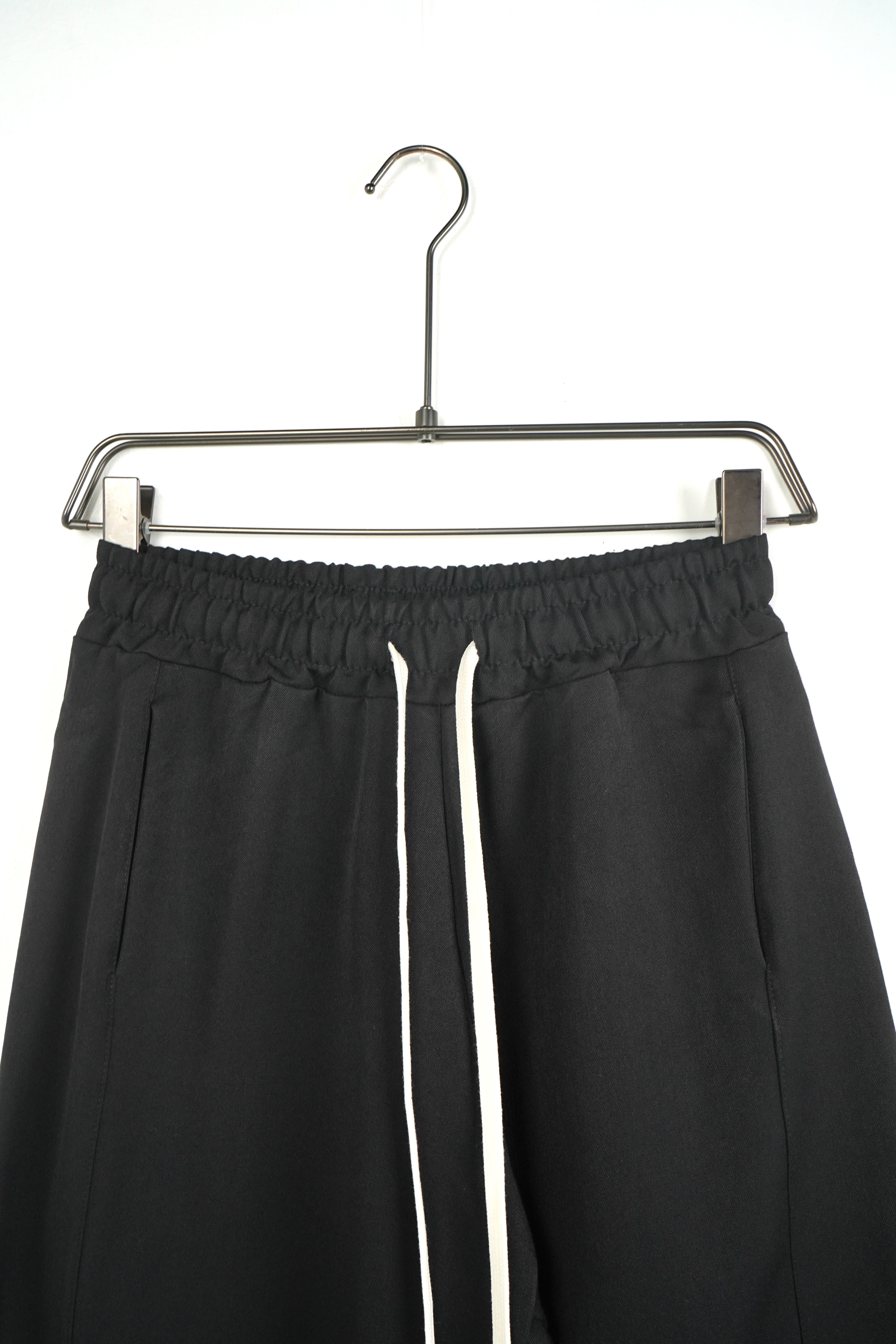pantaloni lungi largi barbati ti casual negri pantaloni casual negri snur tal Atelier AXD in tinuta moda urbana cu snur lung vizibil