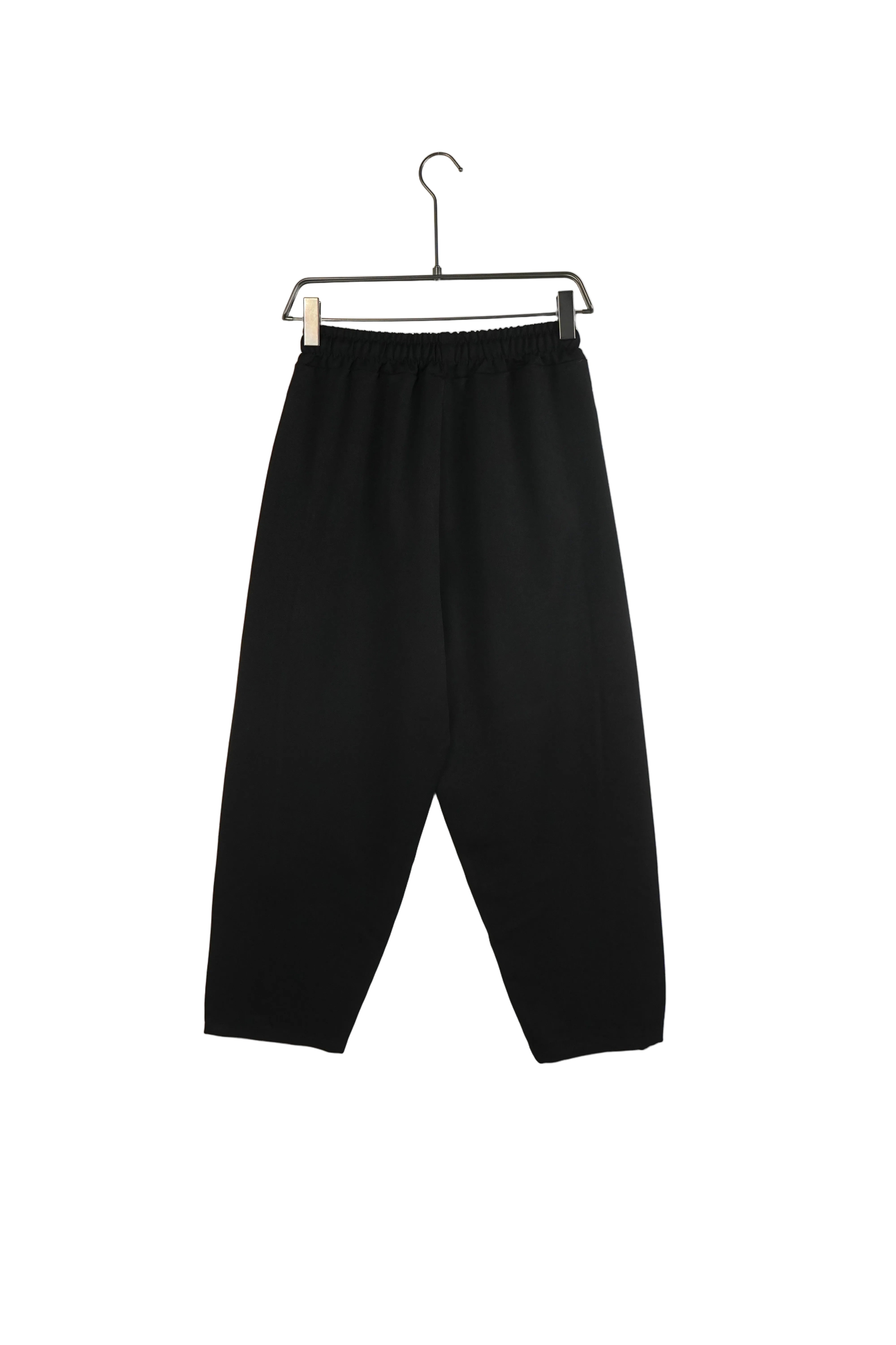 pantaloni lungi largi barbati ti casual negri pantaloni lejeri negri snur reg Atelier AXD in tinuta moda urbana cu snur lung vizibil