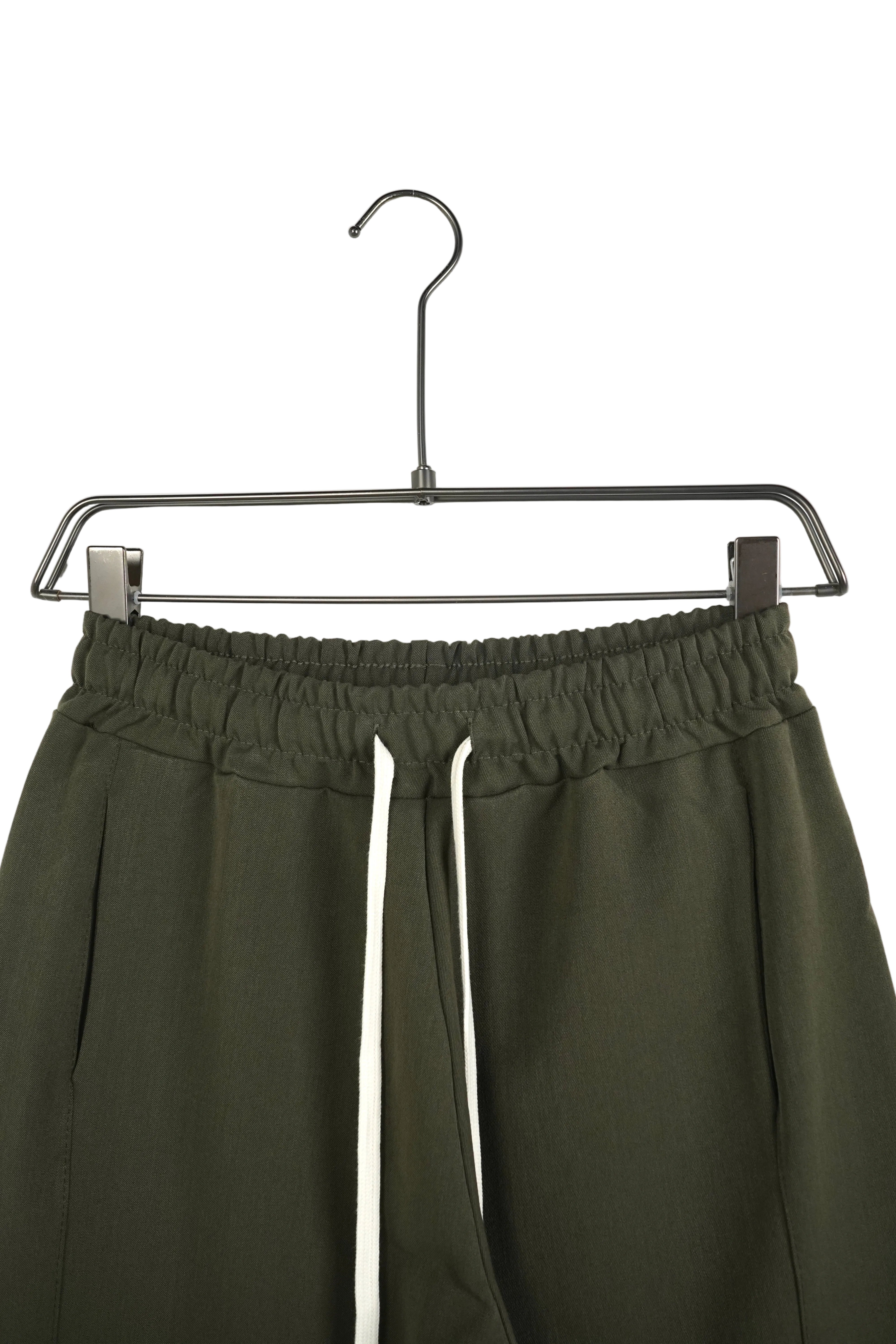 pantaloni lungi largi barbati ti casual verzi pantaloni casual verzi siret lu Atelier AXD in tinuta moda urbana cu snur lung vizibil