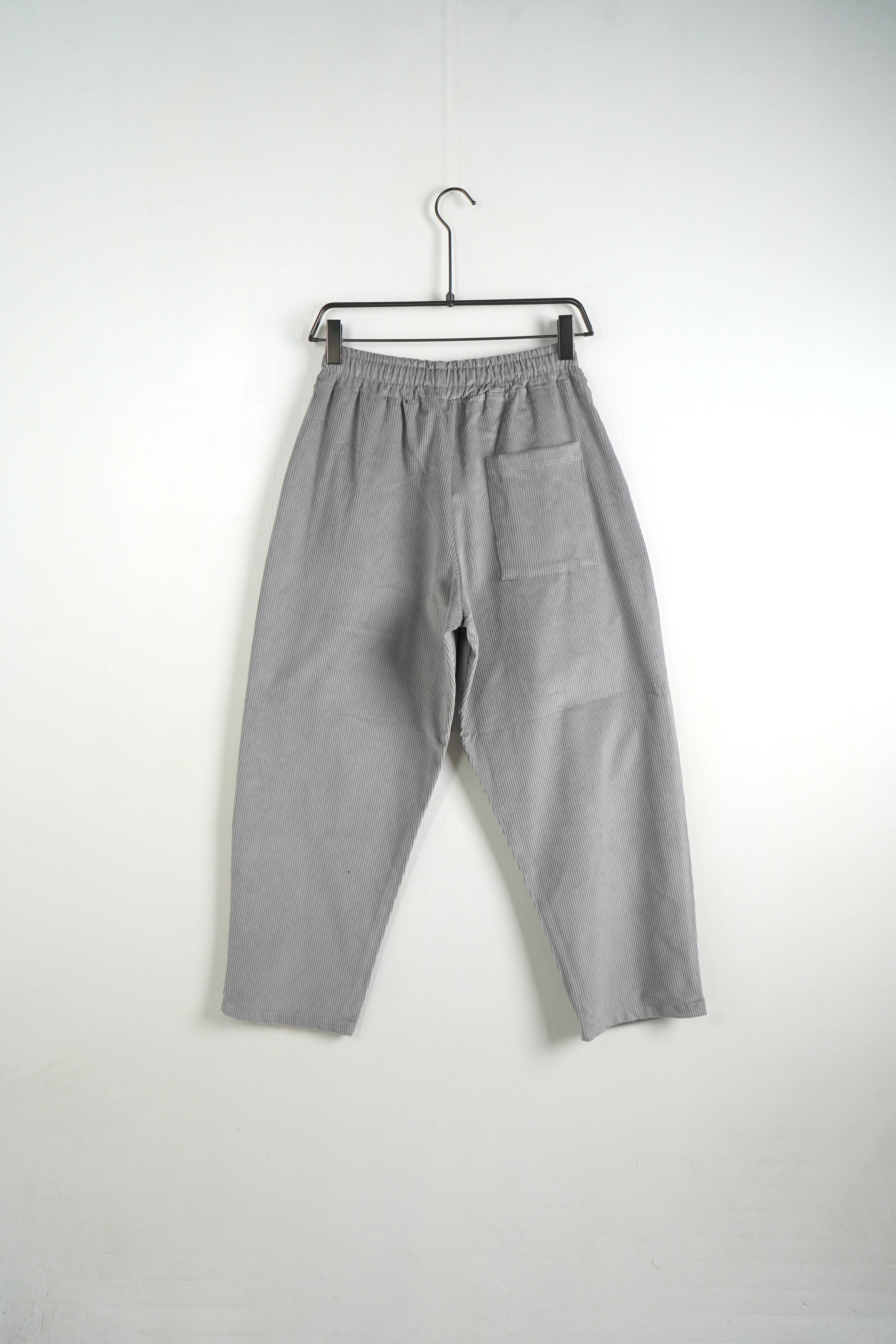 pantaloni lungi largi barbati ti gri deschis pantaloni barbati raiati gri sn Atelier AXD in tinuta moda urbana cu snur lung vizibil