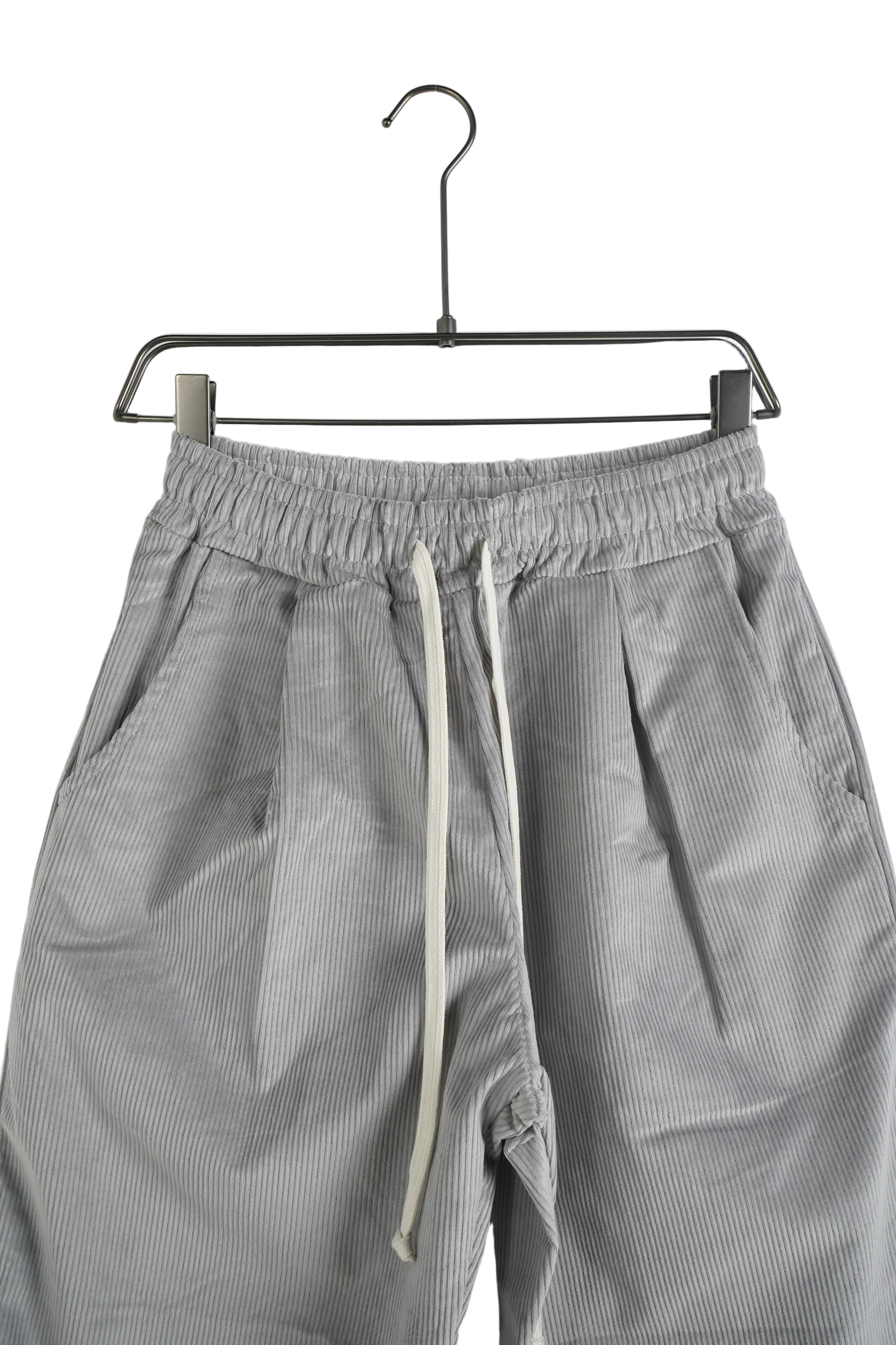 pantaloni lungi largi barbati ti gri deschis pantaloni largi wide leg gri si Atelier AXD in tinuta moda urbana cu snur lung vizibil