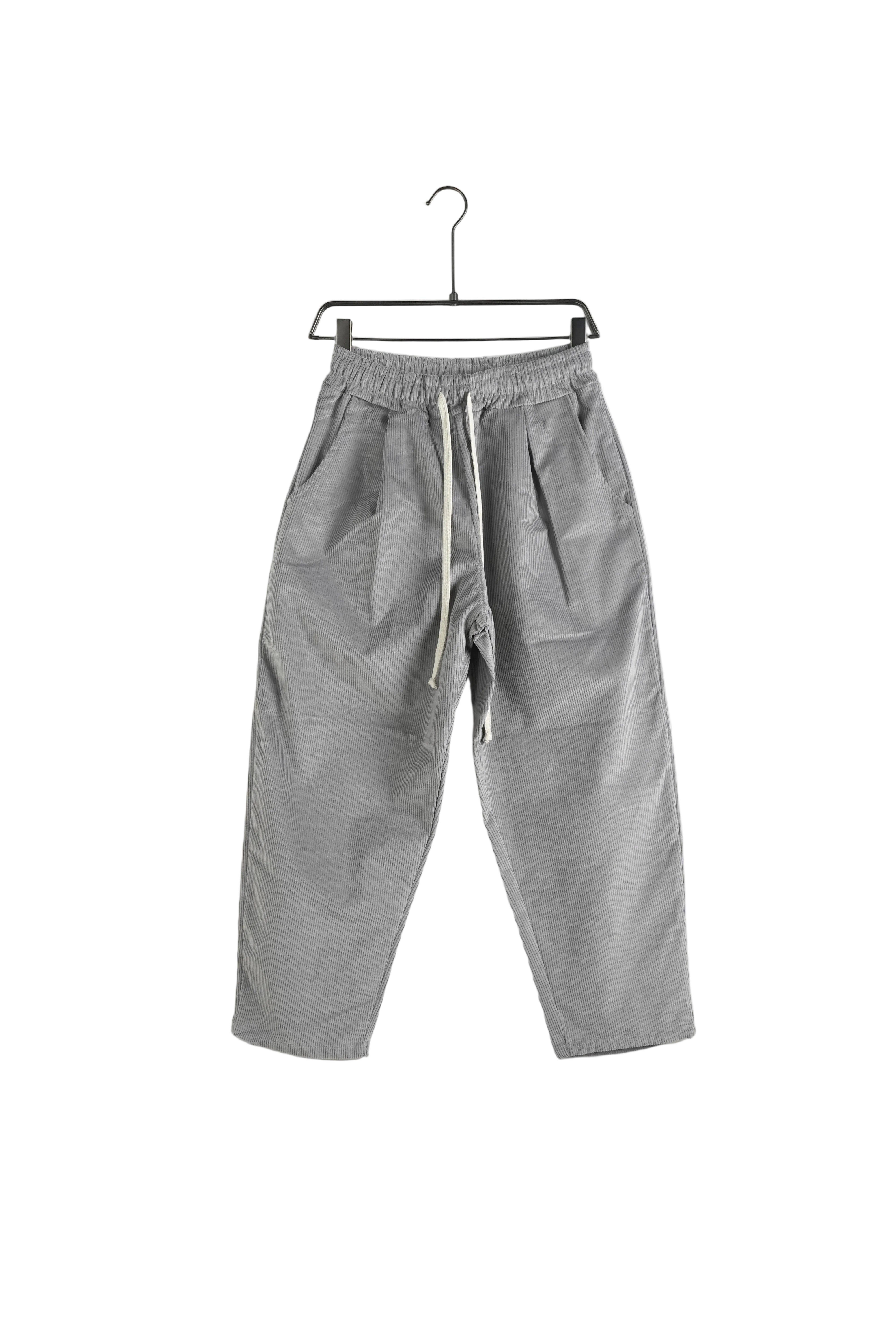 pantaloni lungi largi barbati ti gri deschis pantaloni raiati barbati gri deschis 2 Atelier AXD in tinuta moda urbana cu snur lung vizibil