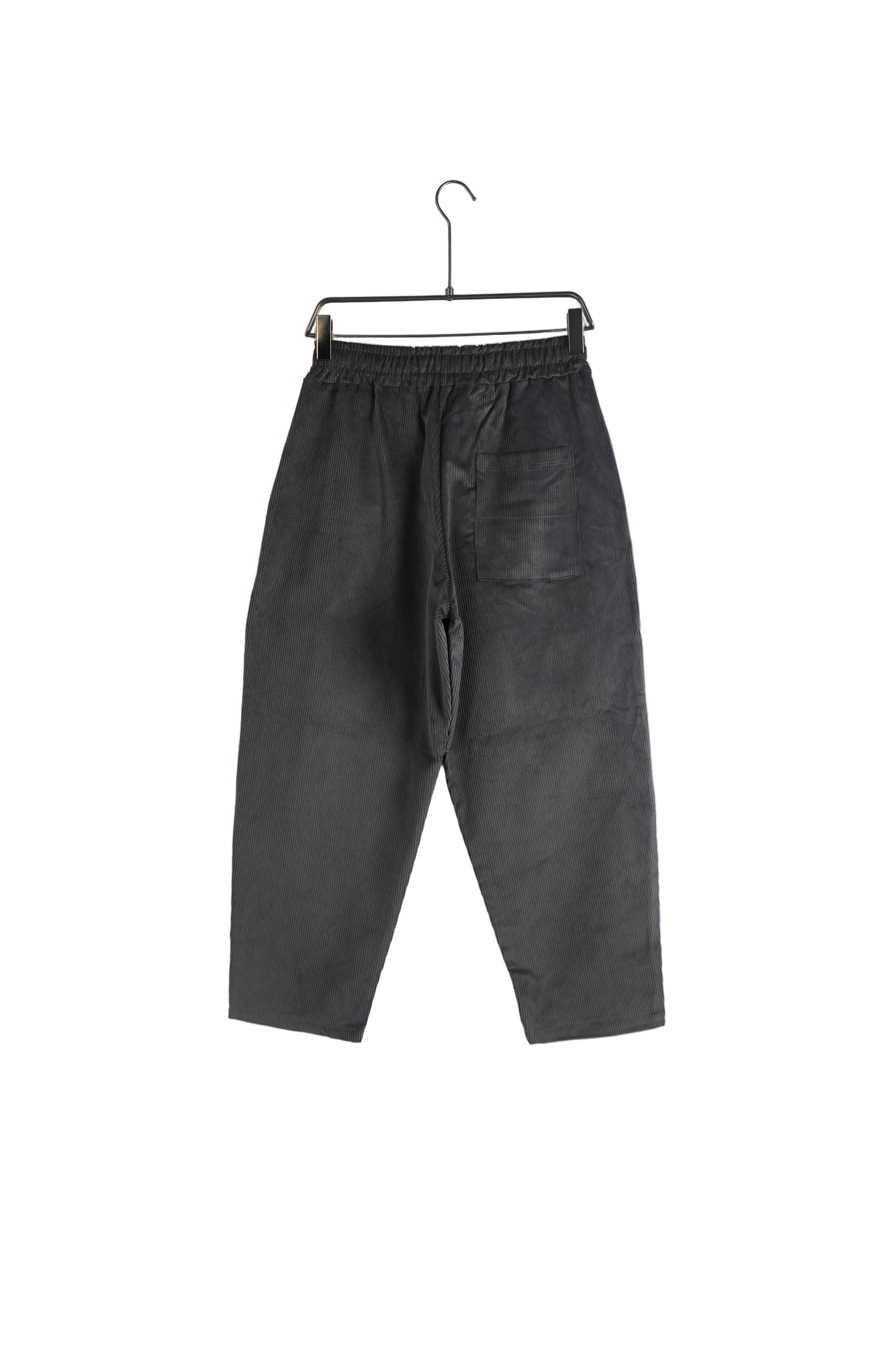 pantaloni lungi largi barbati ti gri inchis pantaloni antracit raiati snur s Atelier AXD in tinuta moda urbana cu snur lung vizibil