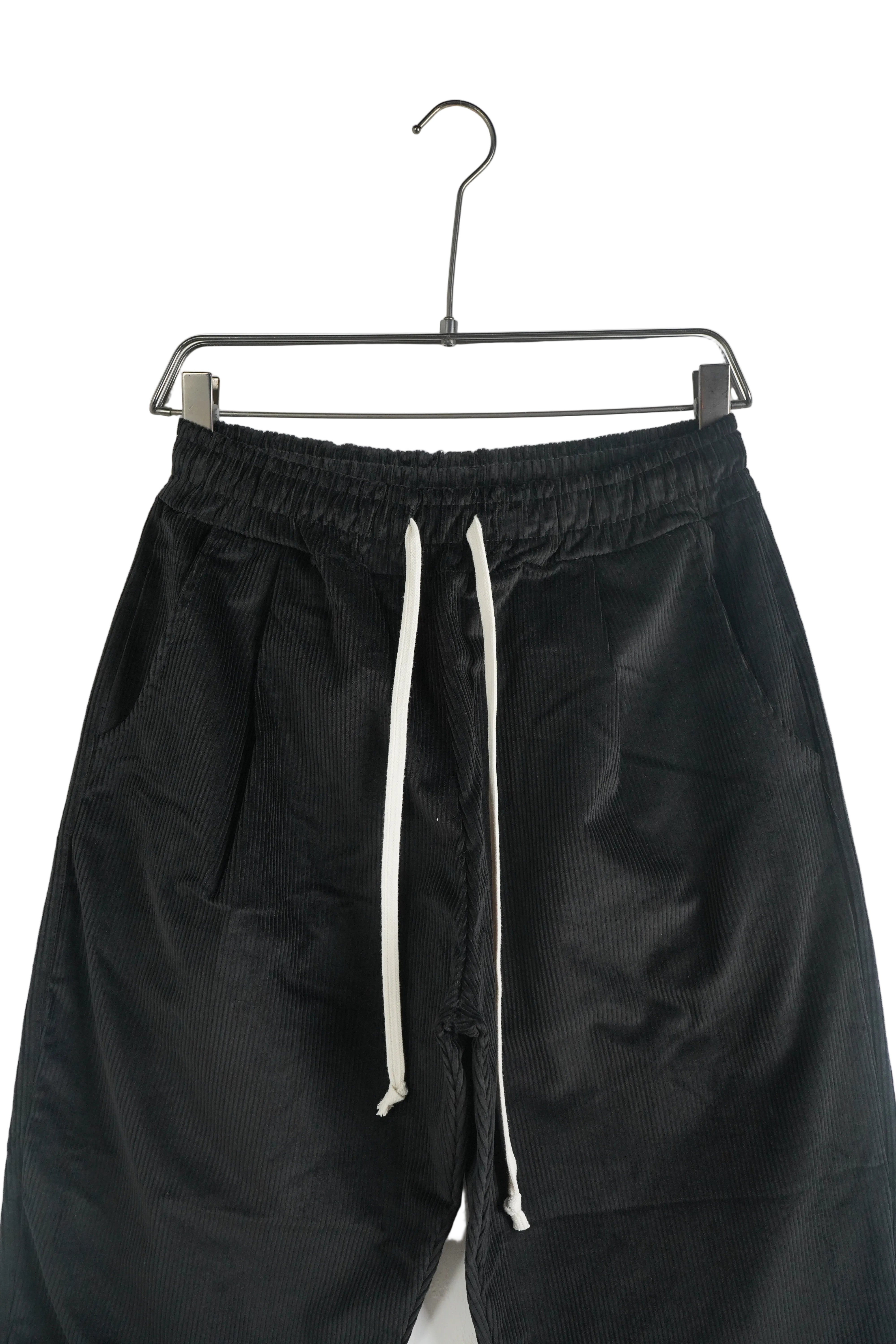 pantaloni lungi largi barbati ti negrii raia pantaloni barbati negri snur lu Atelier AXD in tinuta moda urbana cu snur lung vizibil
