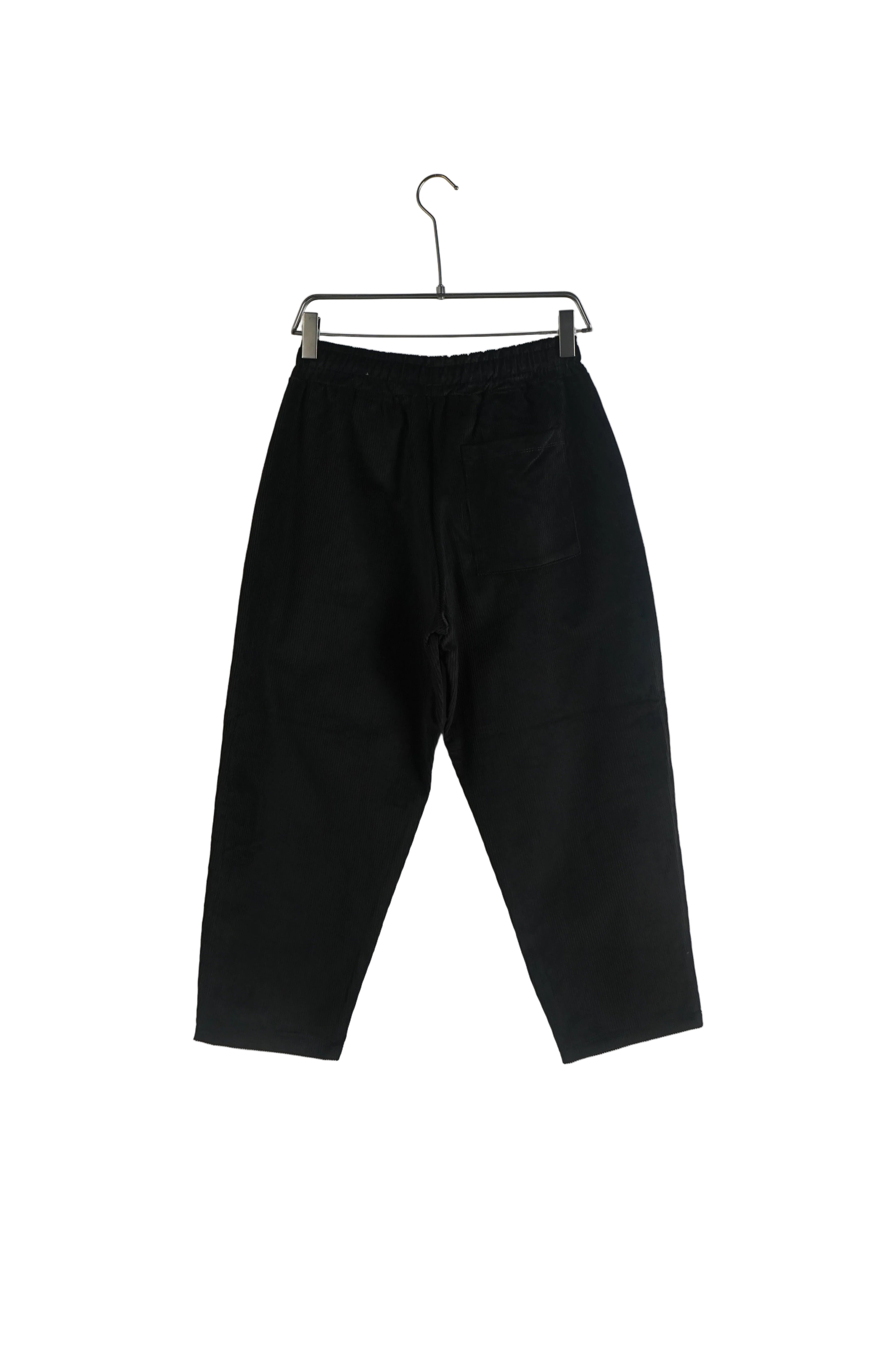 pantaloni lungi largi barbati ti negrii raia pantaloni streetwear negri sire Atelier AXD in tinuta moda urbana cu snur lung vizibil