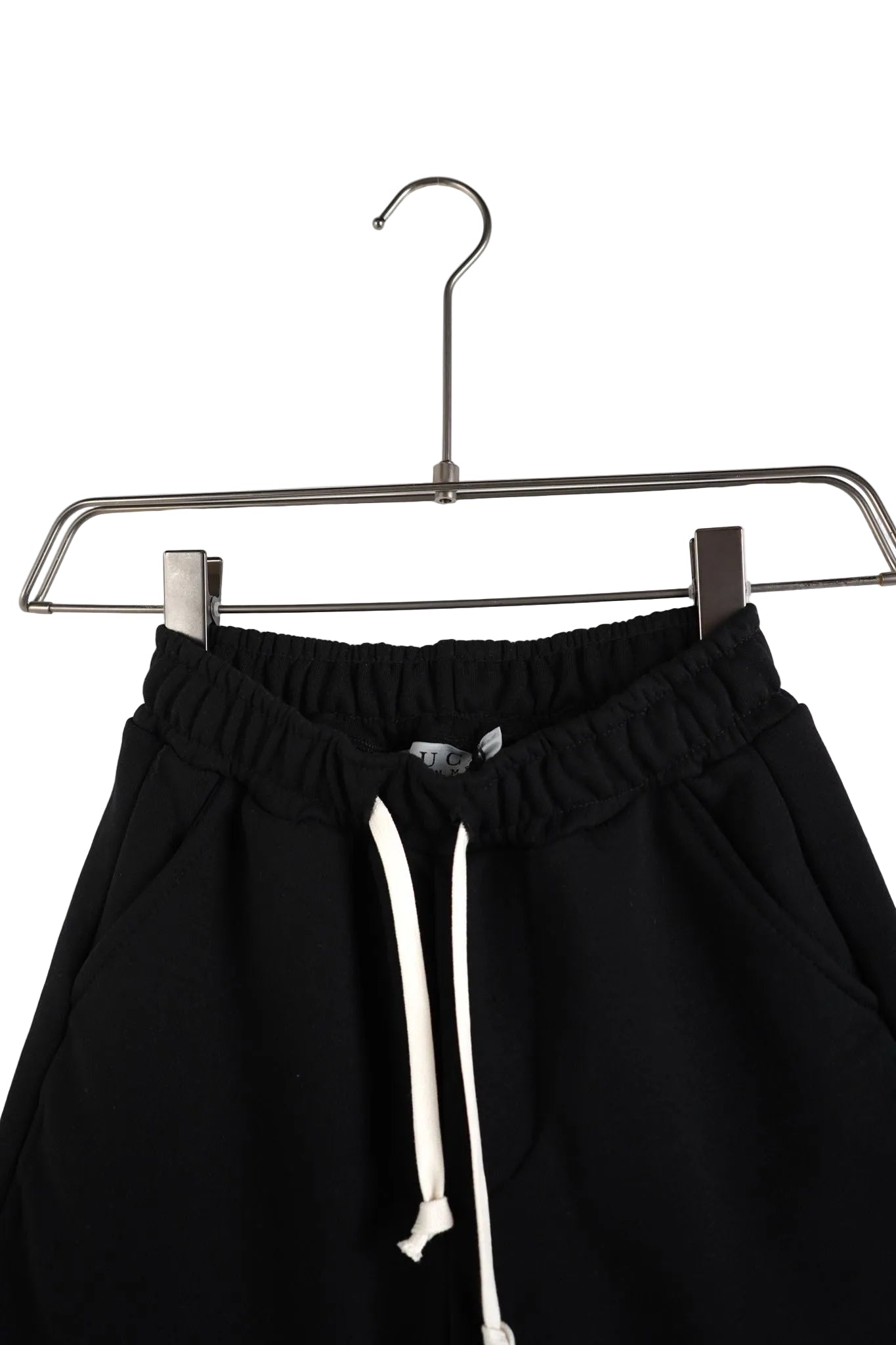 pantaloni negrii casual pentru copii pantaloni sport scurti negri scoala Atelier AXD in tinuta moda urbana cu snur lung vizibil