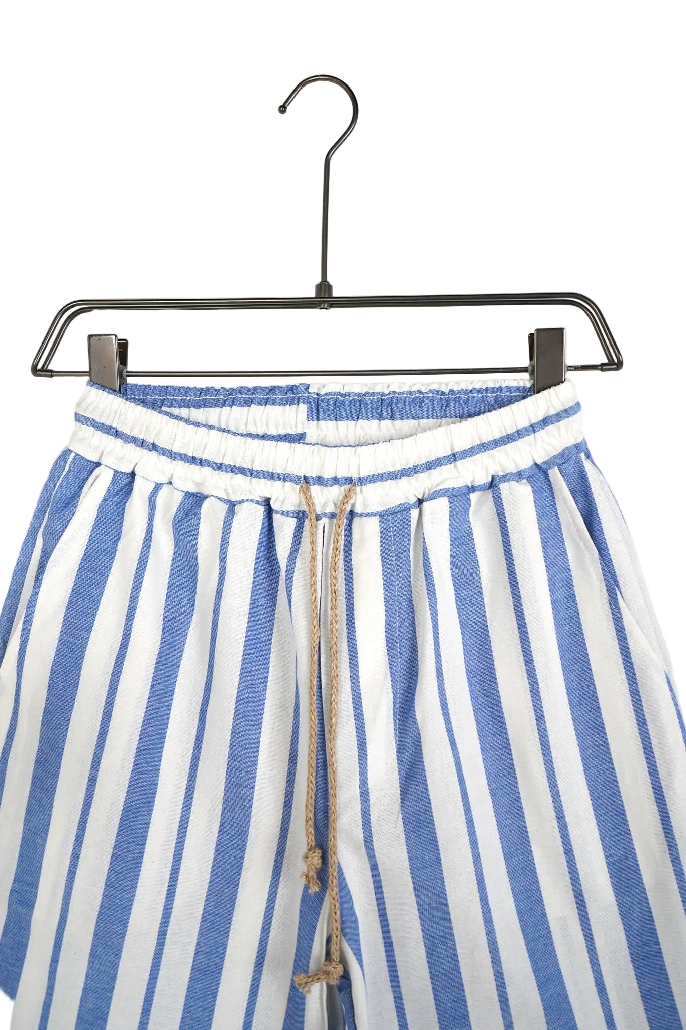 pantaloni scur ti albi barbati ti cu dun pantaloni scurti albi dungi ble 2 Atelier AXD in tinuta moda urbana cu snur lung vizibil