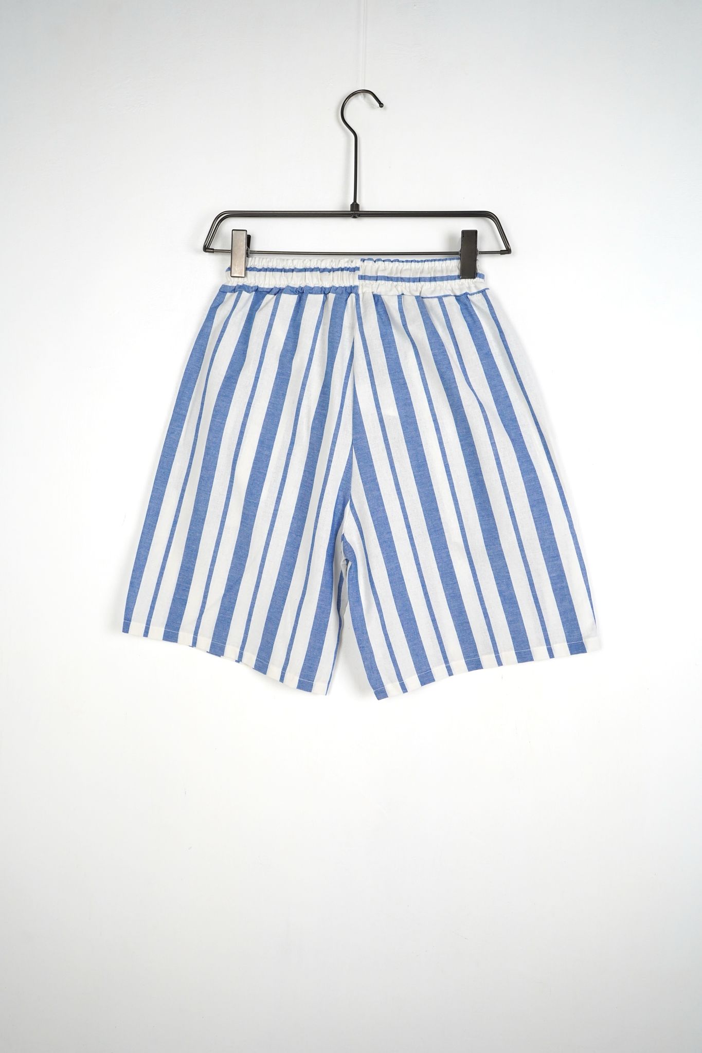 pantaloni scur ti albi barbati ti cu dun Atelier AXD in tinuta moda urbana cu snur lung vizibil