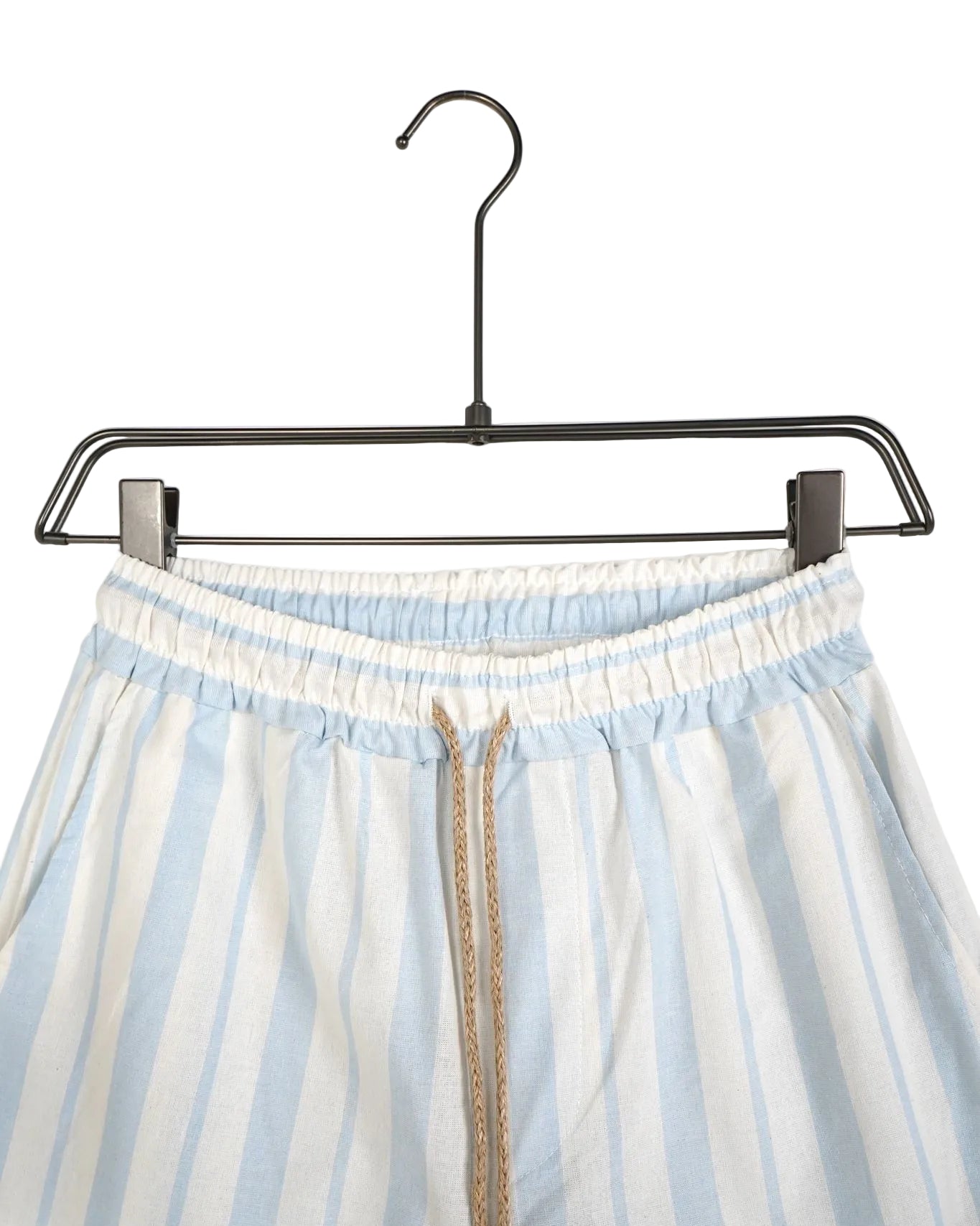 pantaloni scur ti barbati ti albi cu dun pantaloni scurti albi dungi ble Atelier AXD in tinuta moda urbana cu snur lung vizibil