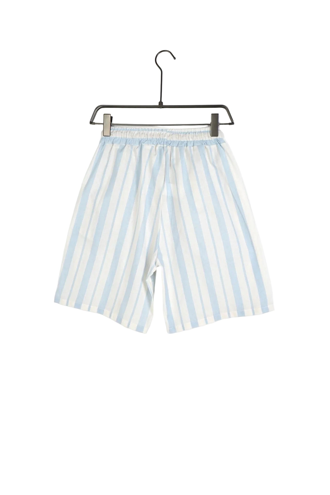 pantaloni scur ti barbati ti albi cu dun pantaloni scurti dungi alb bleu Atelier AXD in tinuta moda urbana cu snur lung vizibil