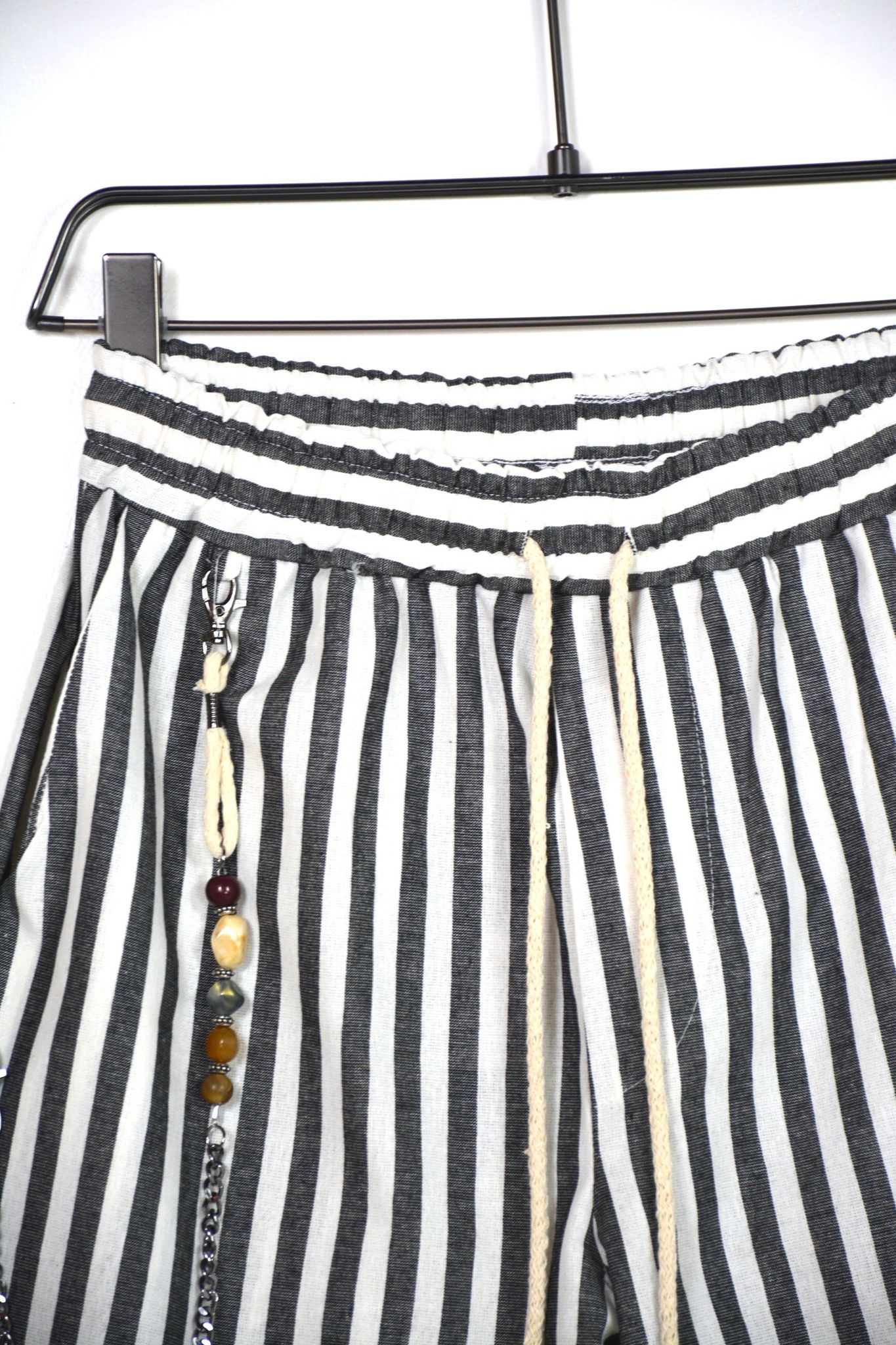 pantaloni scur ti barbati ti dungi gri c pantaloni scurti barbati gri du Atelier AXD in tinuta moda urbana cu snur lung vizibil