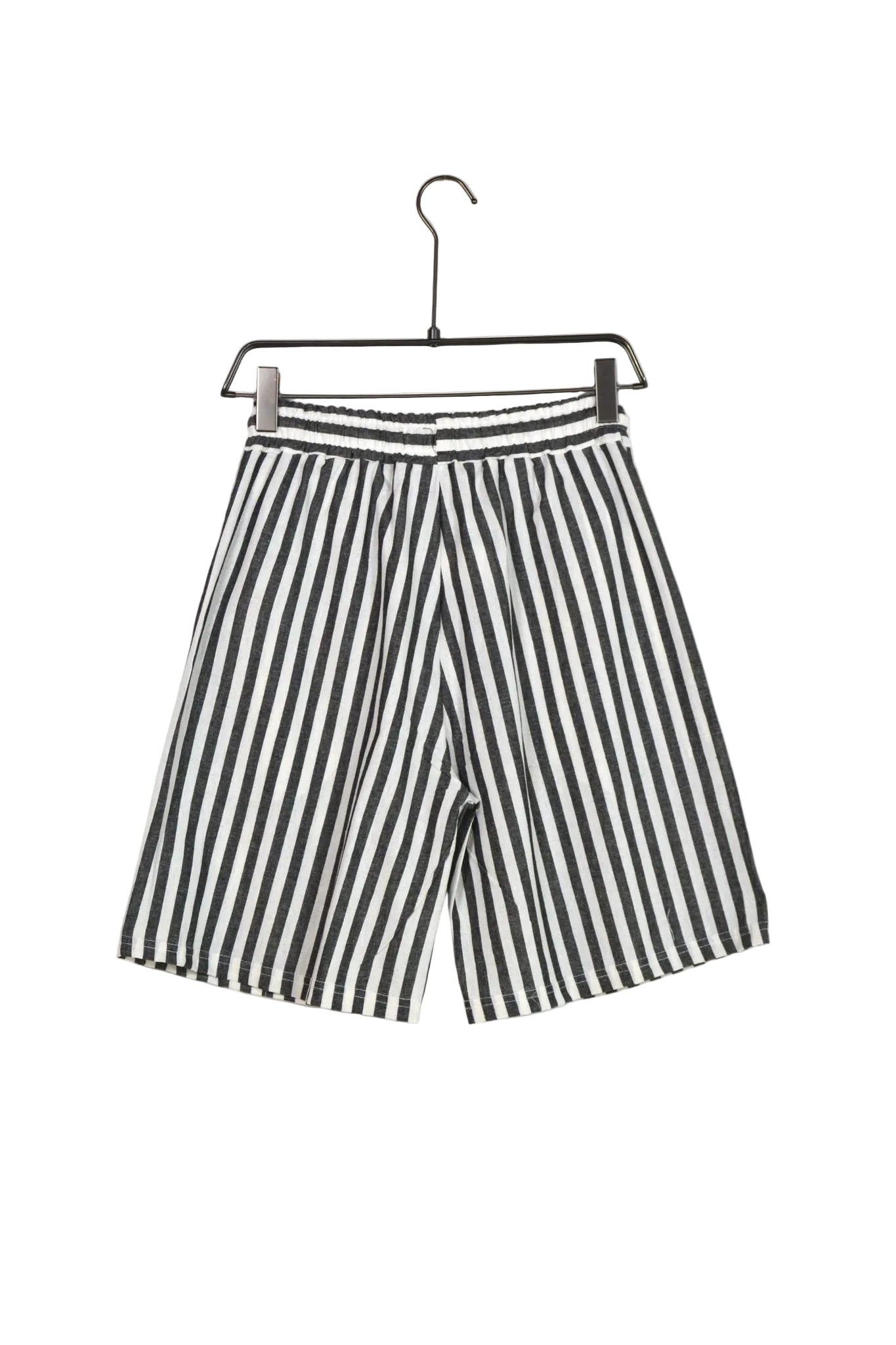 pantaloni scur ti barbati ti dungi gri c pantaloni scurti gri dungi sire Atelier AXD in tinuta moda urbana cu snur lung vizibil