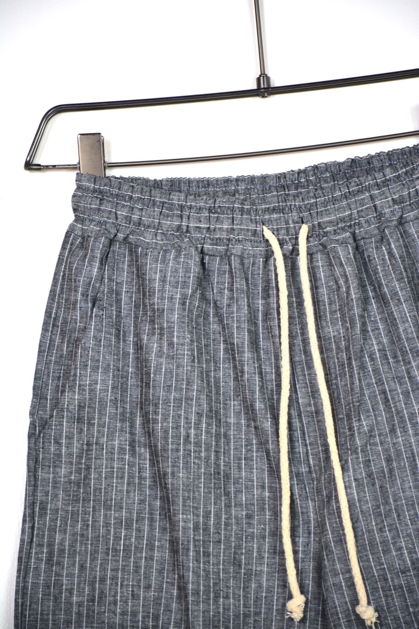 pantaloni scur ti barbati ti gri cu dung pantaloni scurti gri dungi snur Atelier AXD in tinuta moda urbana cu snur lung vizibil