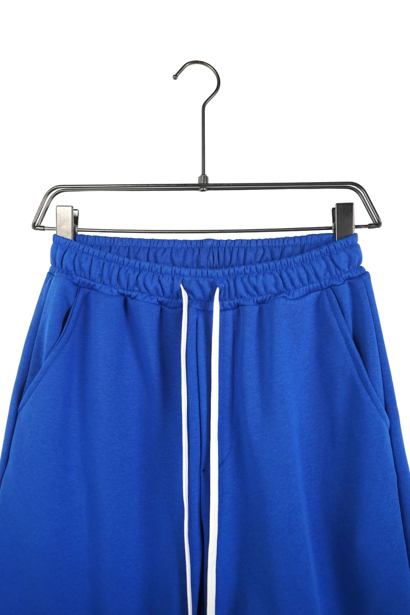 pantaloni scur ti unisex din bumbac alba c pantaloni scurti albastru royal Atelier AXD in tinuta moda urbana cu snur lung vizibil