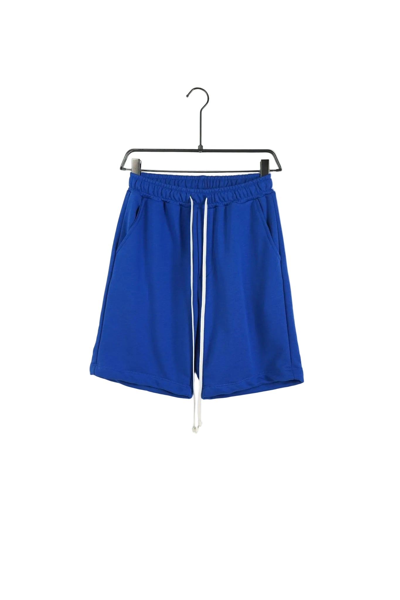 pantaloni scur ti unisex din bumbac alba c pantaloni scurti unisex albastr 2 Atelier AXD in tinuta moda urbana cu snur lung vizibil