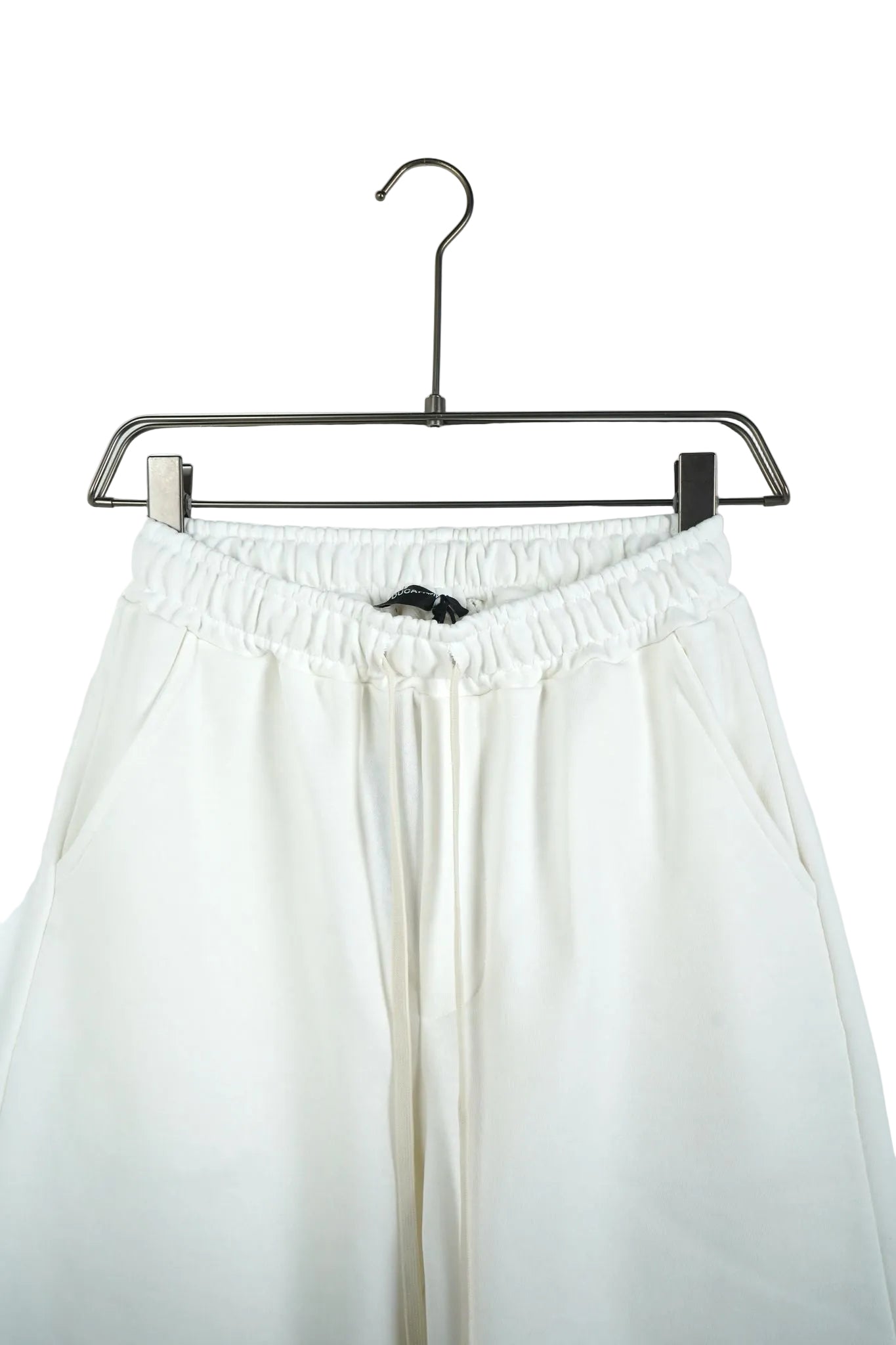 pantaloni scur ti unisex din bumbac albi pantaloni scurti oversize albi st Atelier AXD in tinuta moda urbana cu snur lung vizibil