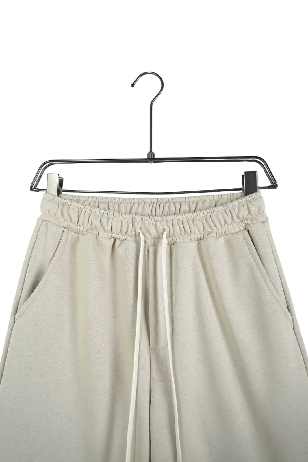 pantaloni scur ti unisex din bumbac crem pantaloni scurti crem unisex snur Atelier AXD in tinuta moda urbana cu snur lung vizibil