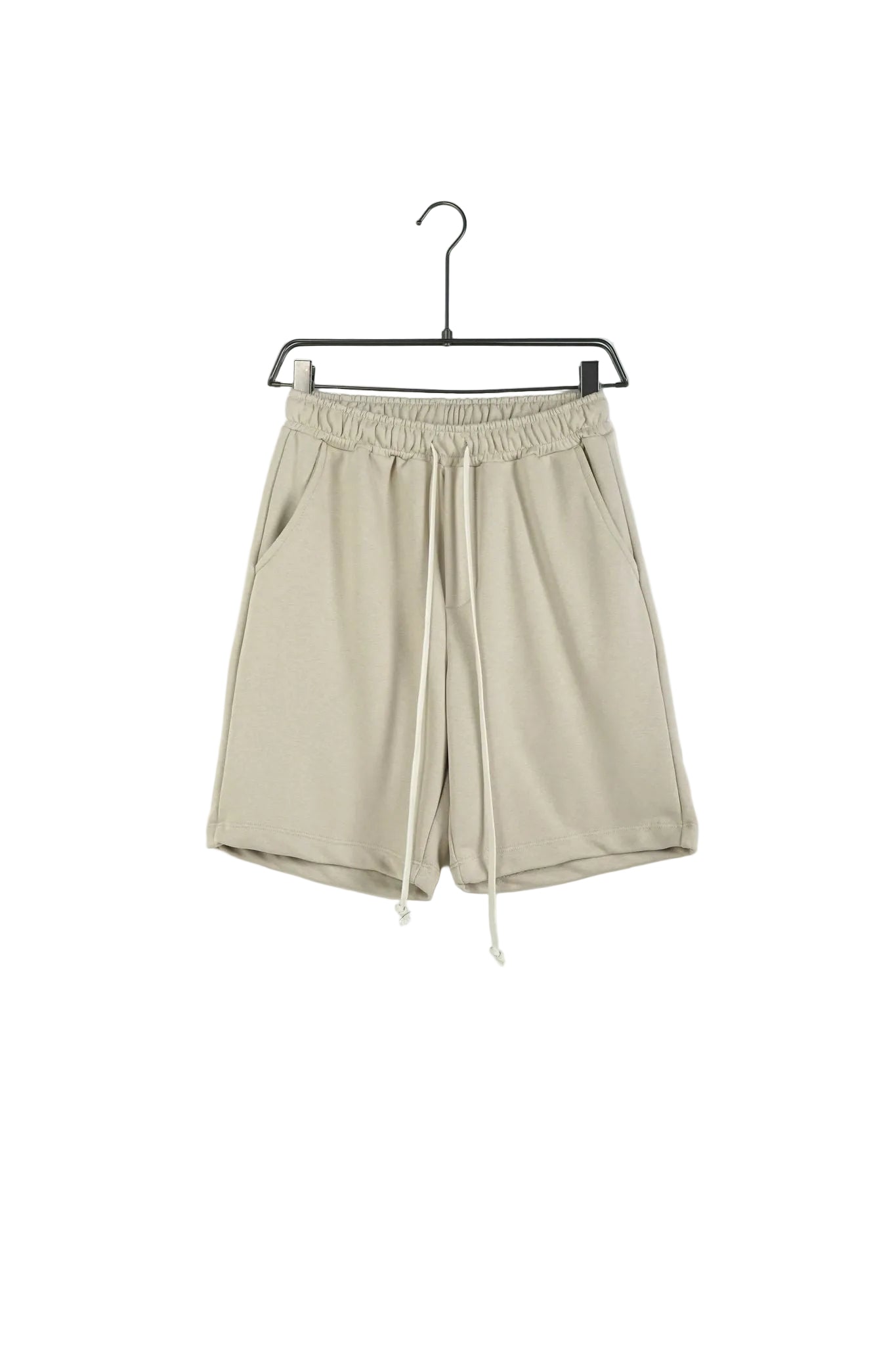 pantaloni scur ti unisex din bumbac crem pantaloni scurti unisex bumbac cr Atelier AXD in tinuta moda urbana cu snur lung vizibil