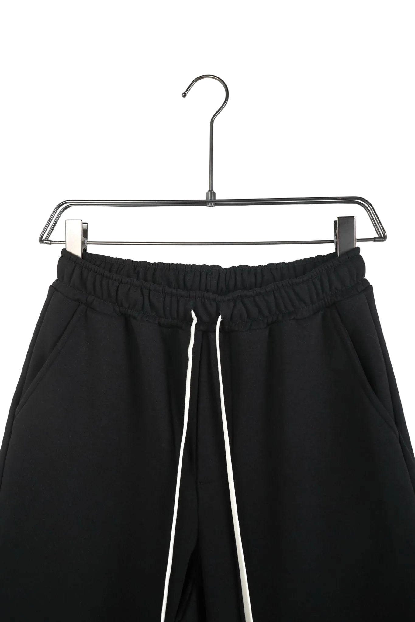 pantaloni scur ti unisex din bumbac negrii pantaloni scurti negri bumbac u Atelier AXD in tinuta moda urbana cu snur lung vizibil