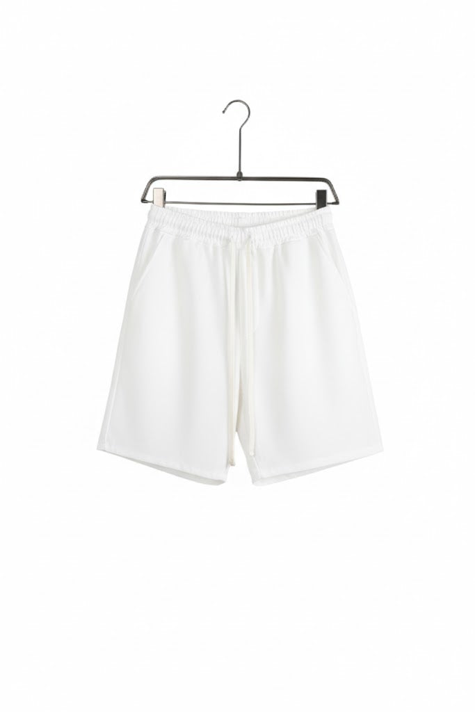 pantaloni scurti barbati albi cu siret lung pantaloni scurti albi siret lung s Atelier AXD in tinuta moda urbana cu snur lung vizibil